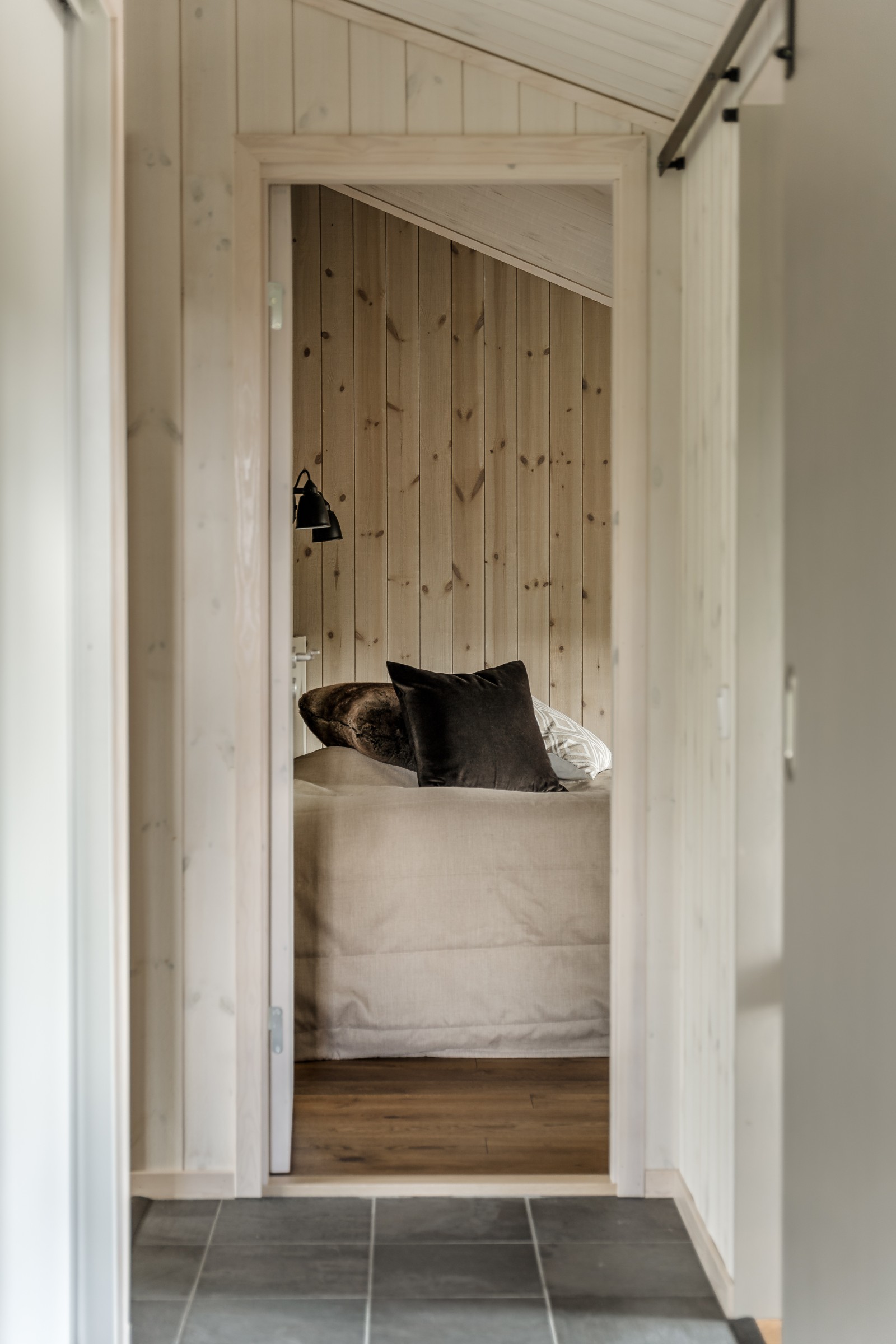 couloir murs en bois sol gris couloir murs en bois sol gris