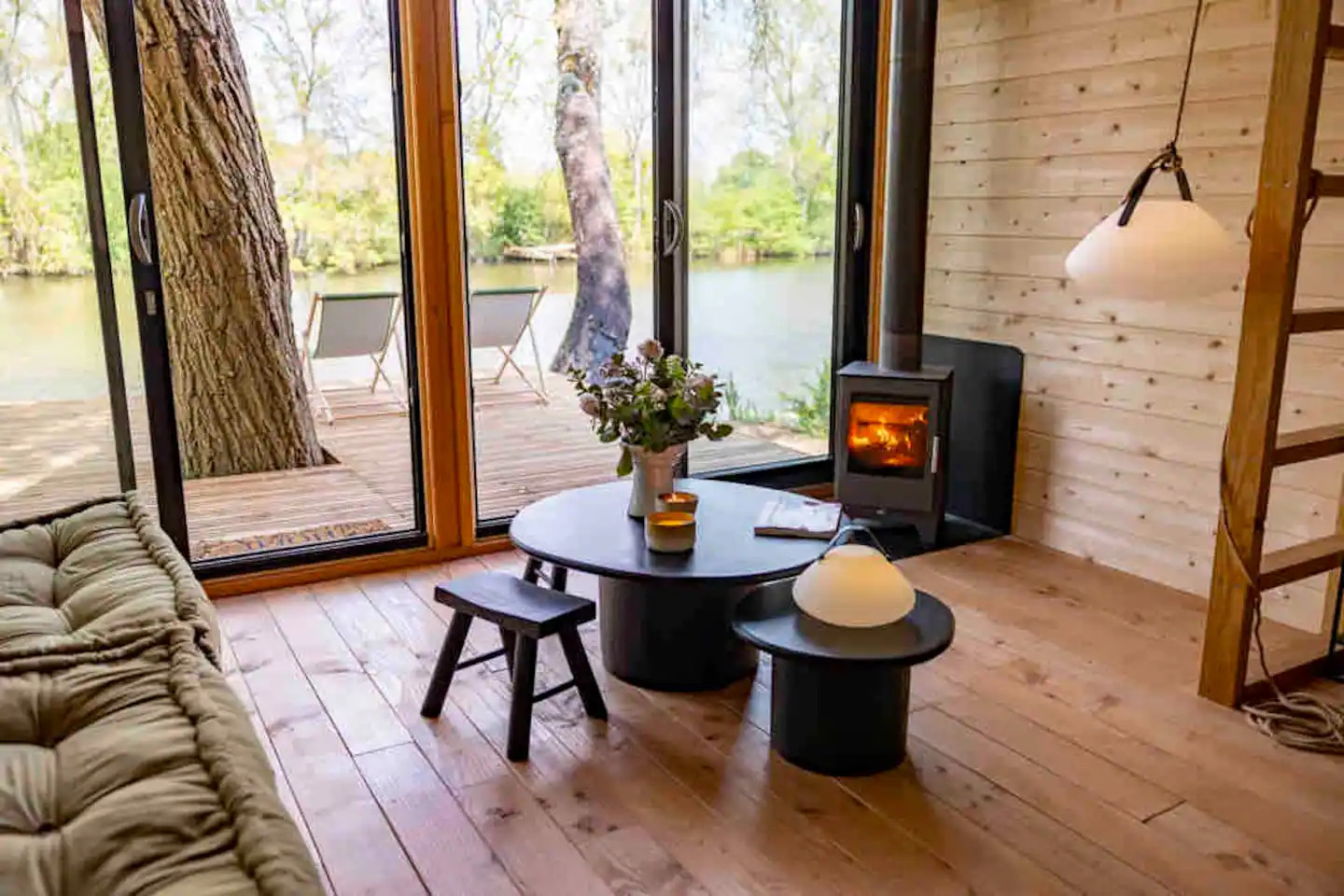 salon vue sur l salon vue sur l'eau mini maison en bois cabane Shelta
