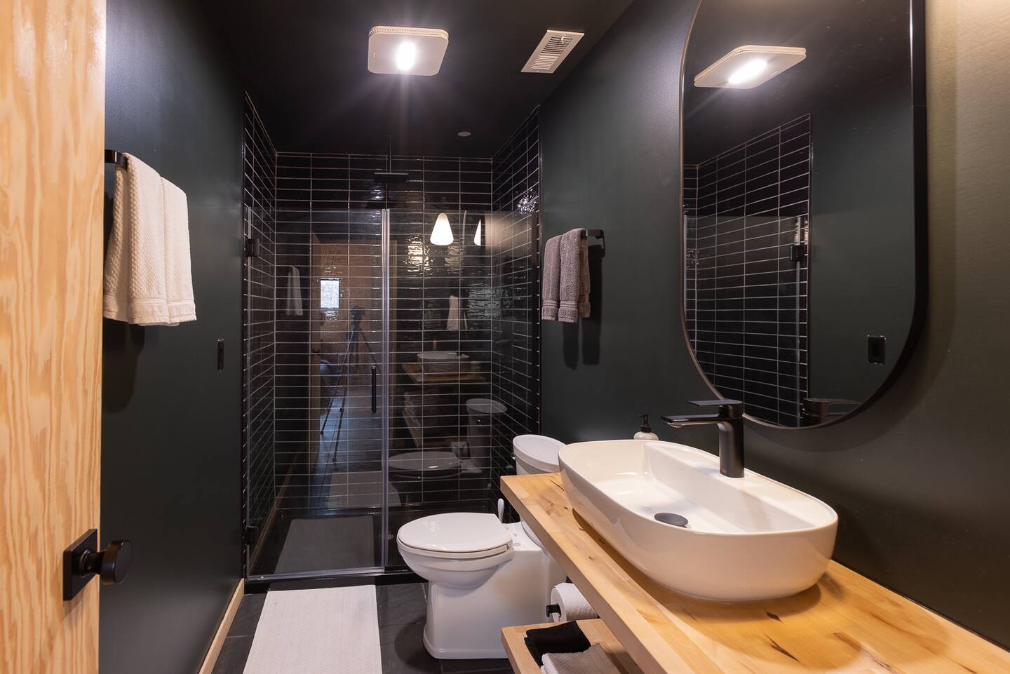 salle de bain noire et bois
