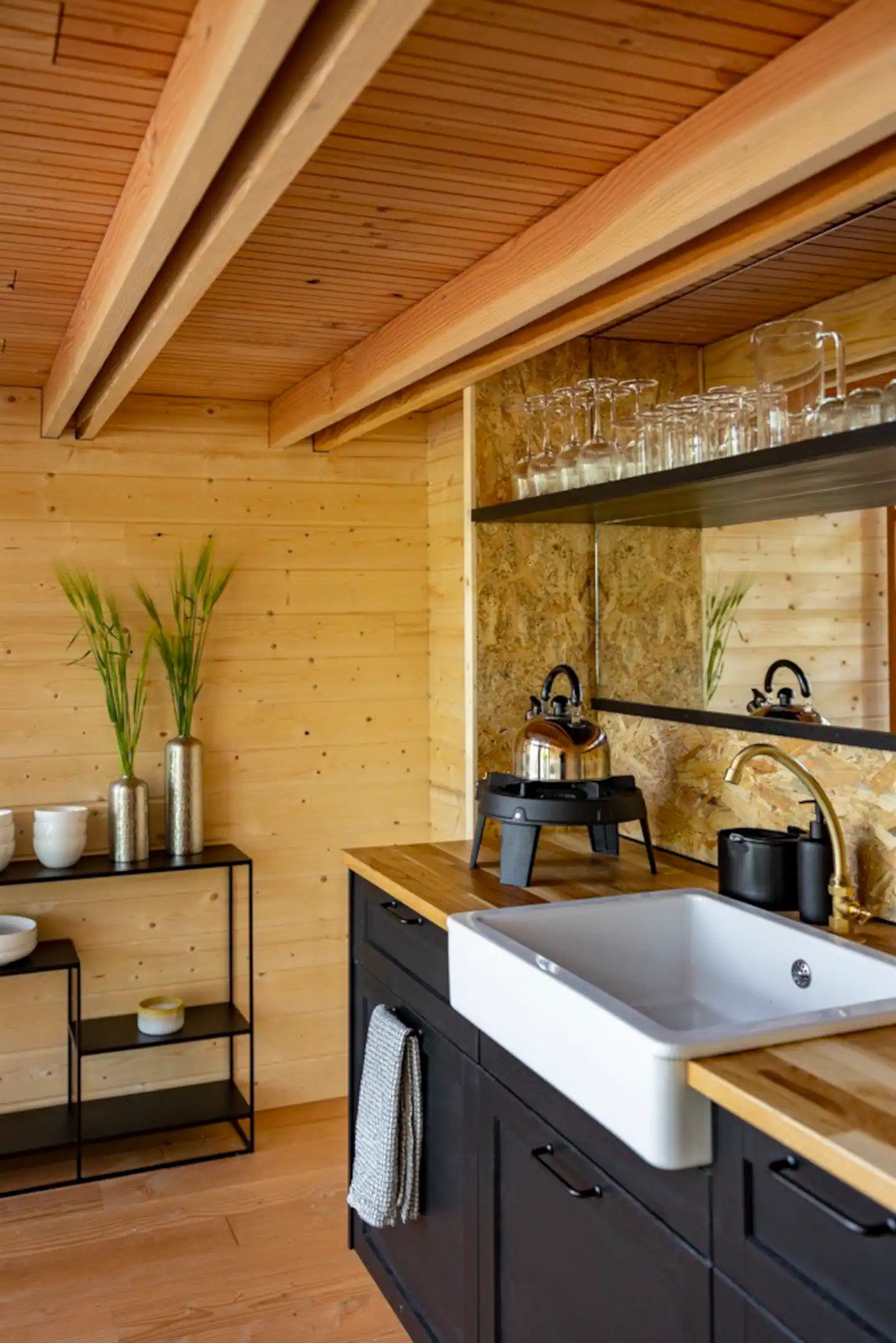 cuisine noire et bois cabane Shelta cuisine noire et bois cabane Shelta