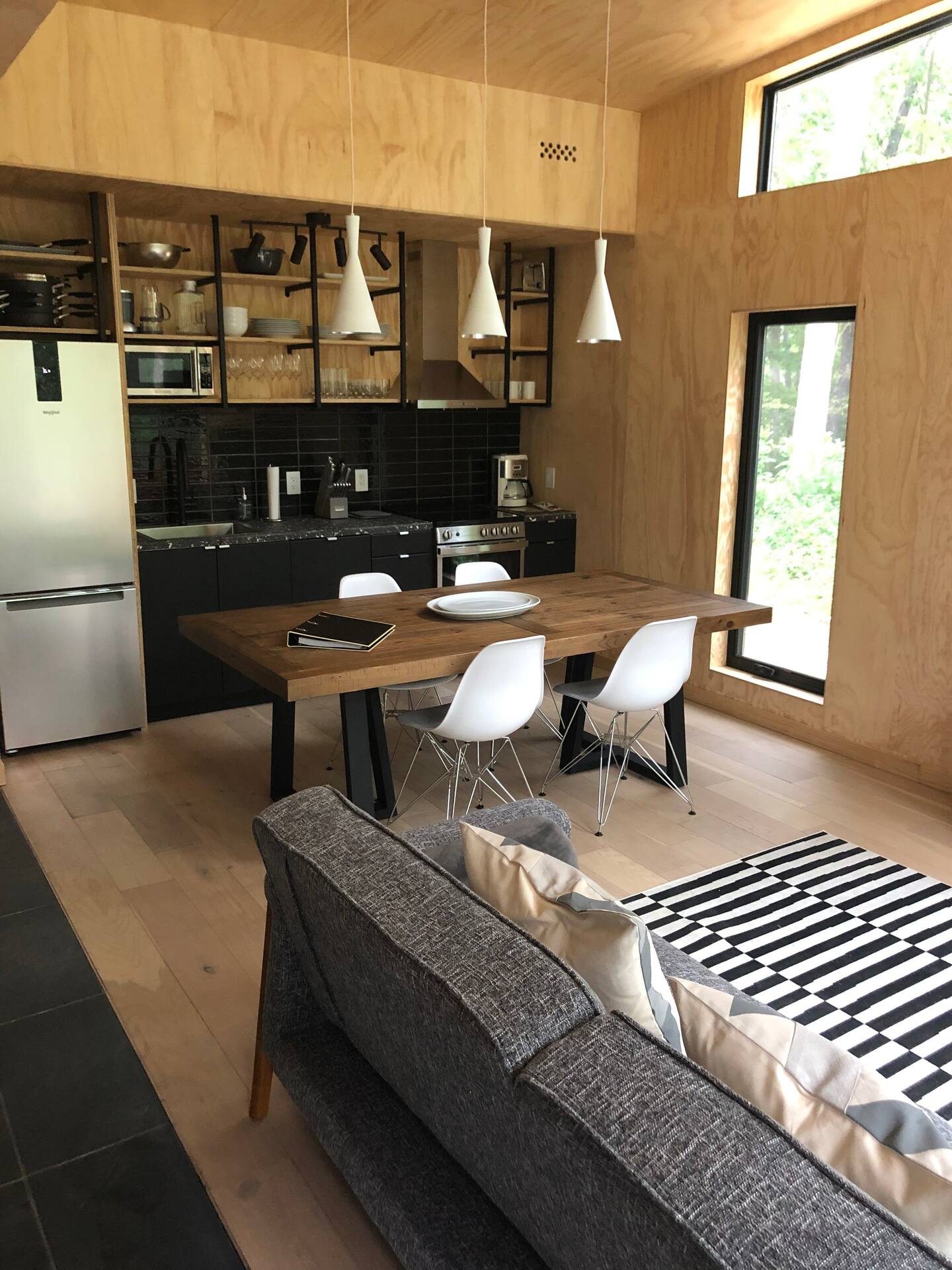 cuisine design noire dans maison en bois