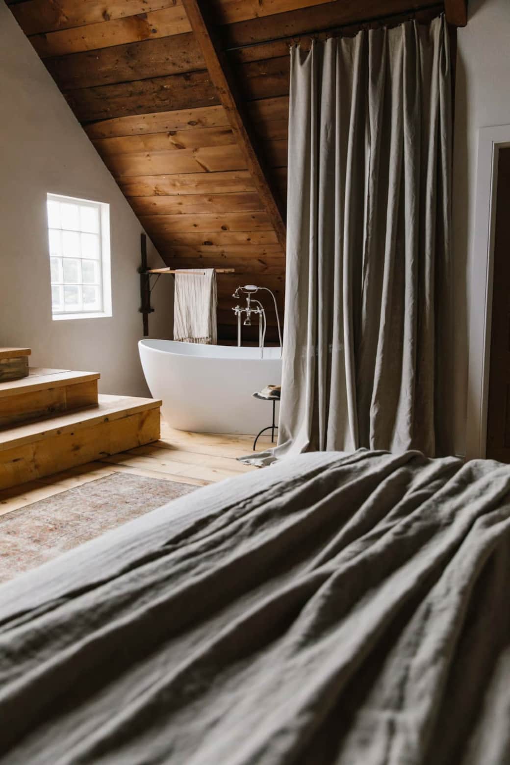 chambre sous combles avec salle de bain