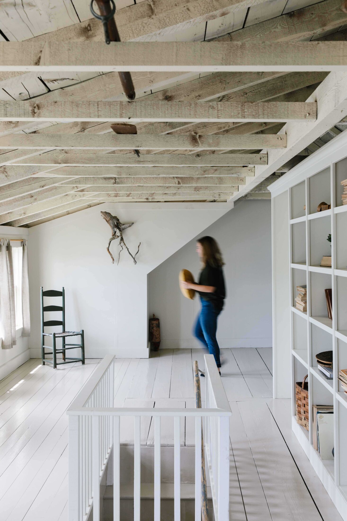 combles avec poutres blanches