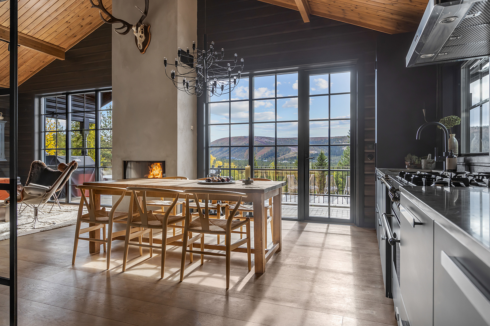 salle à manger avec cheminée chalet contemporain