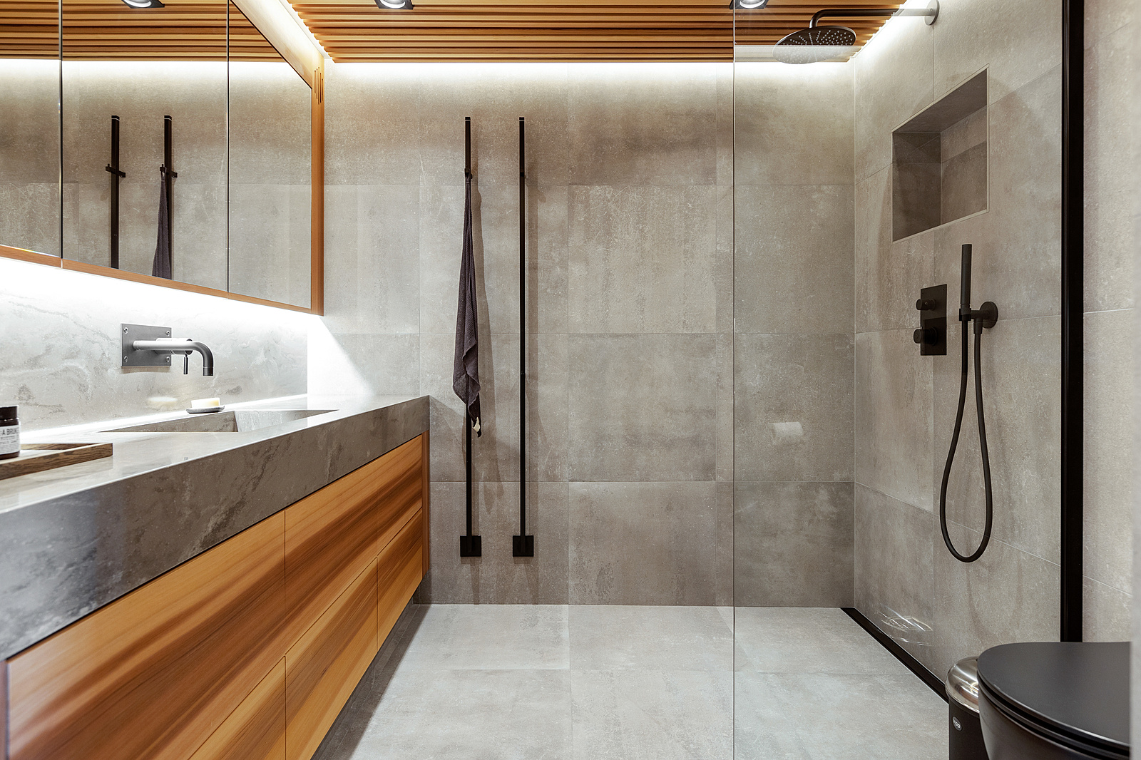 salle de bain gris et bois