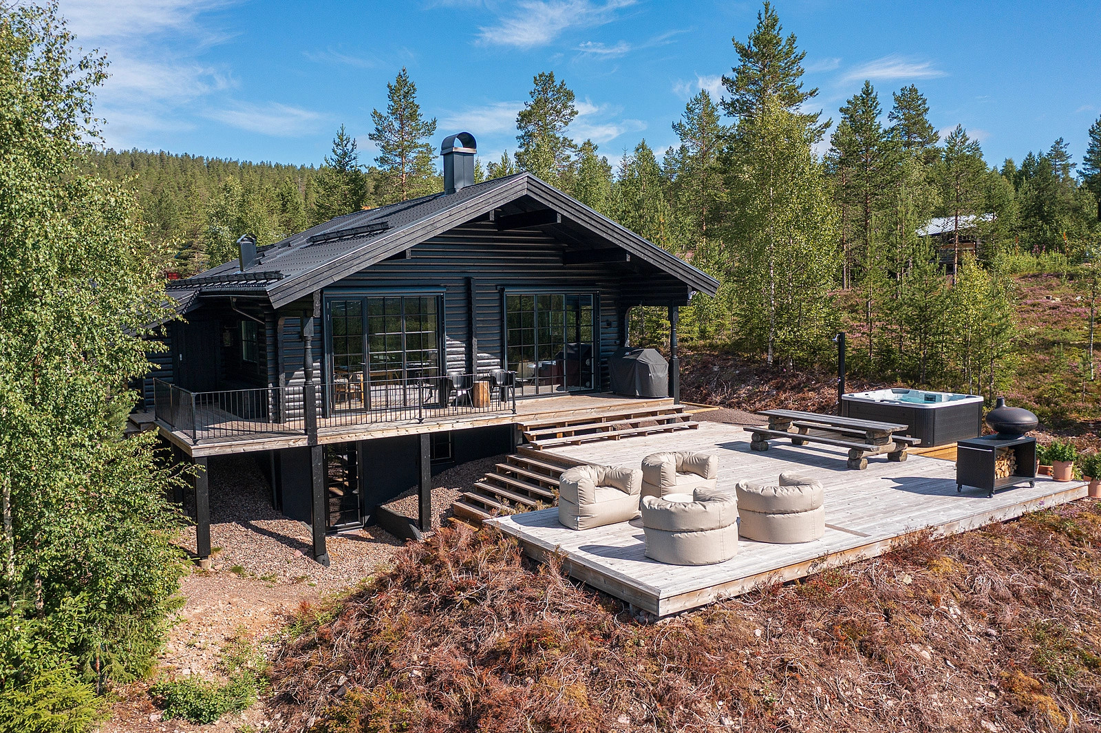 chalet noir contemporain avec terrasse