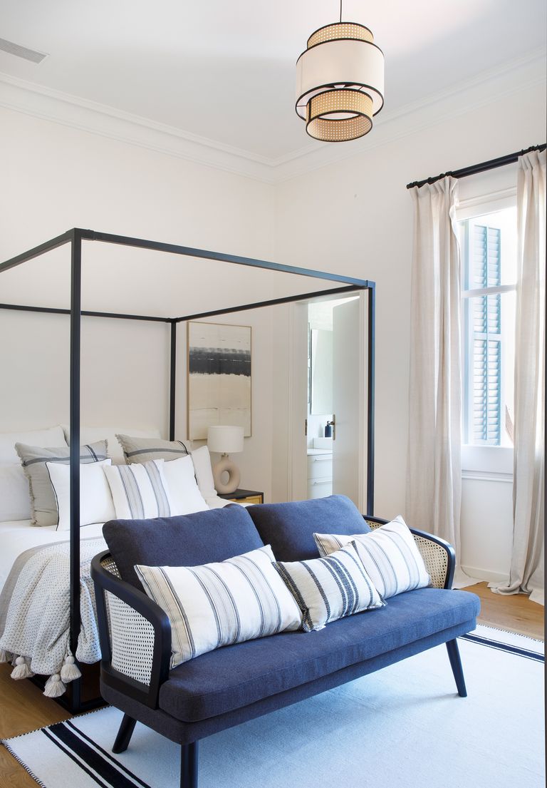 chambre avec lit à baldaquin décoration contemporaine bleue chambre avec lit à baldaquin décoration contemporaine bleue