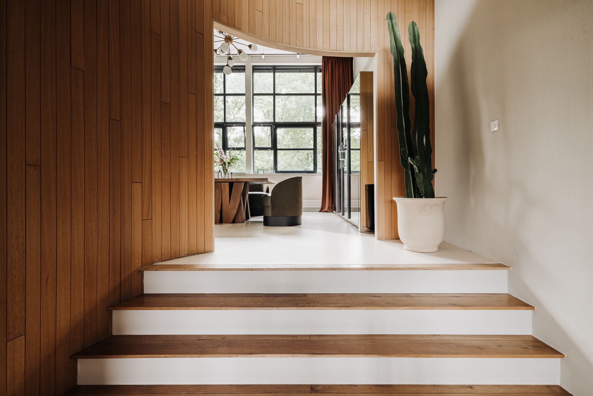 entrée avec mur bois courbe