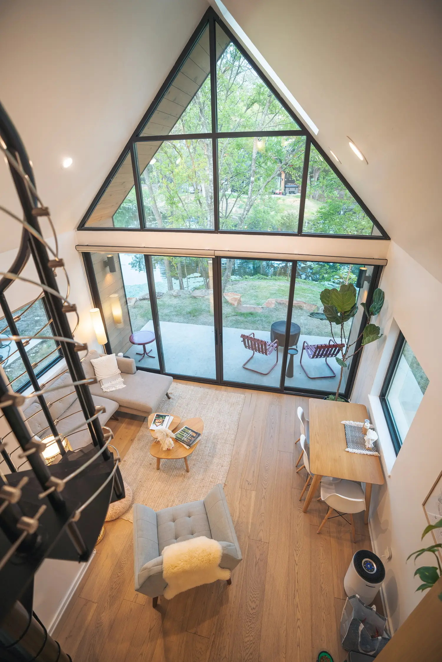salon double hauteur petite maison vitrée pour deux