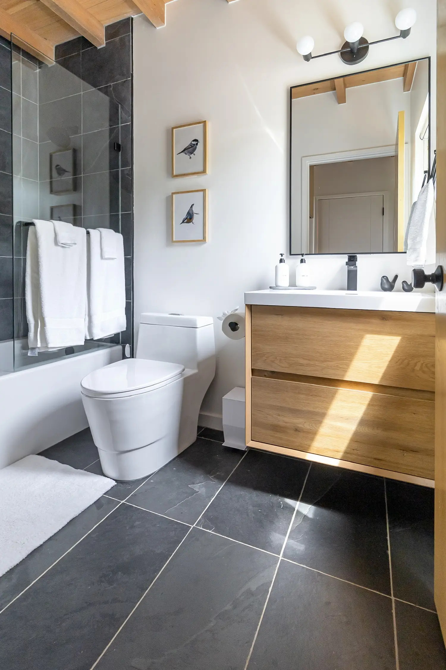 salle de bain grise et bois