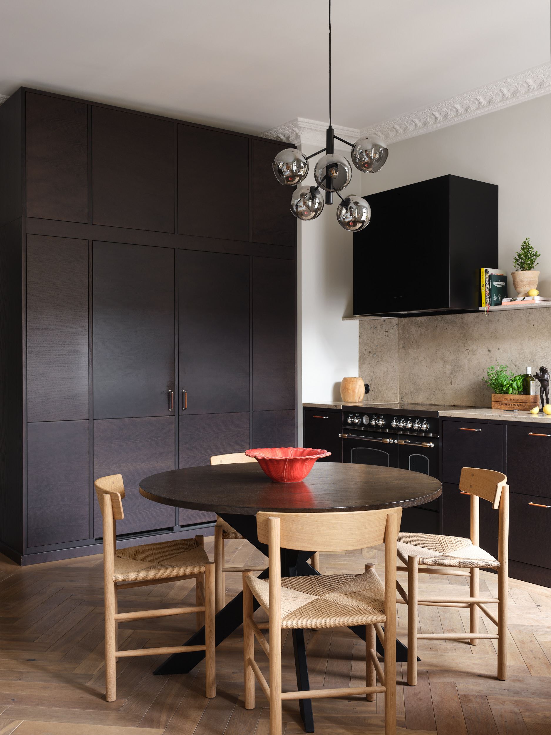 cuisine ouverte design bois sombre et terrazzo gris cuisine ouverte design bois sombre et terrazzo gris