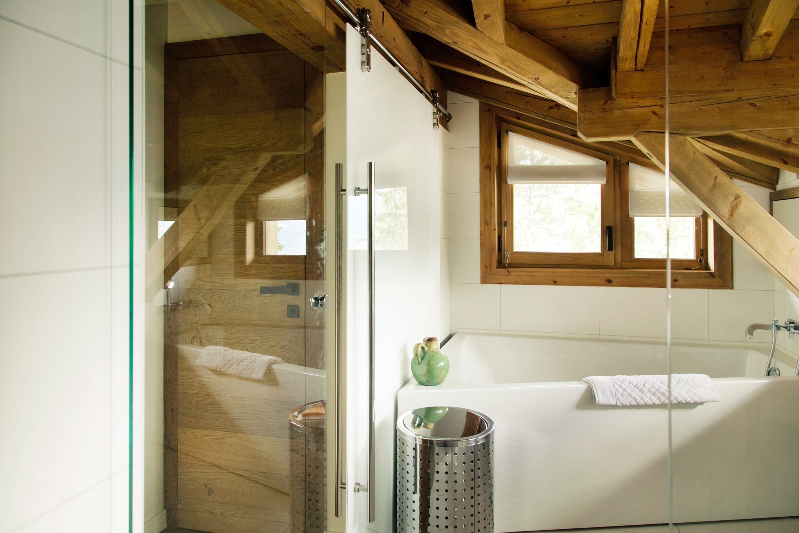 salle de bain avec poutres 1550 Courchevel par Iconic House salle de bain avec poutres 1550 Courchevel par Iconic House