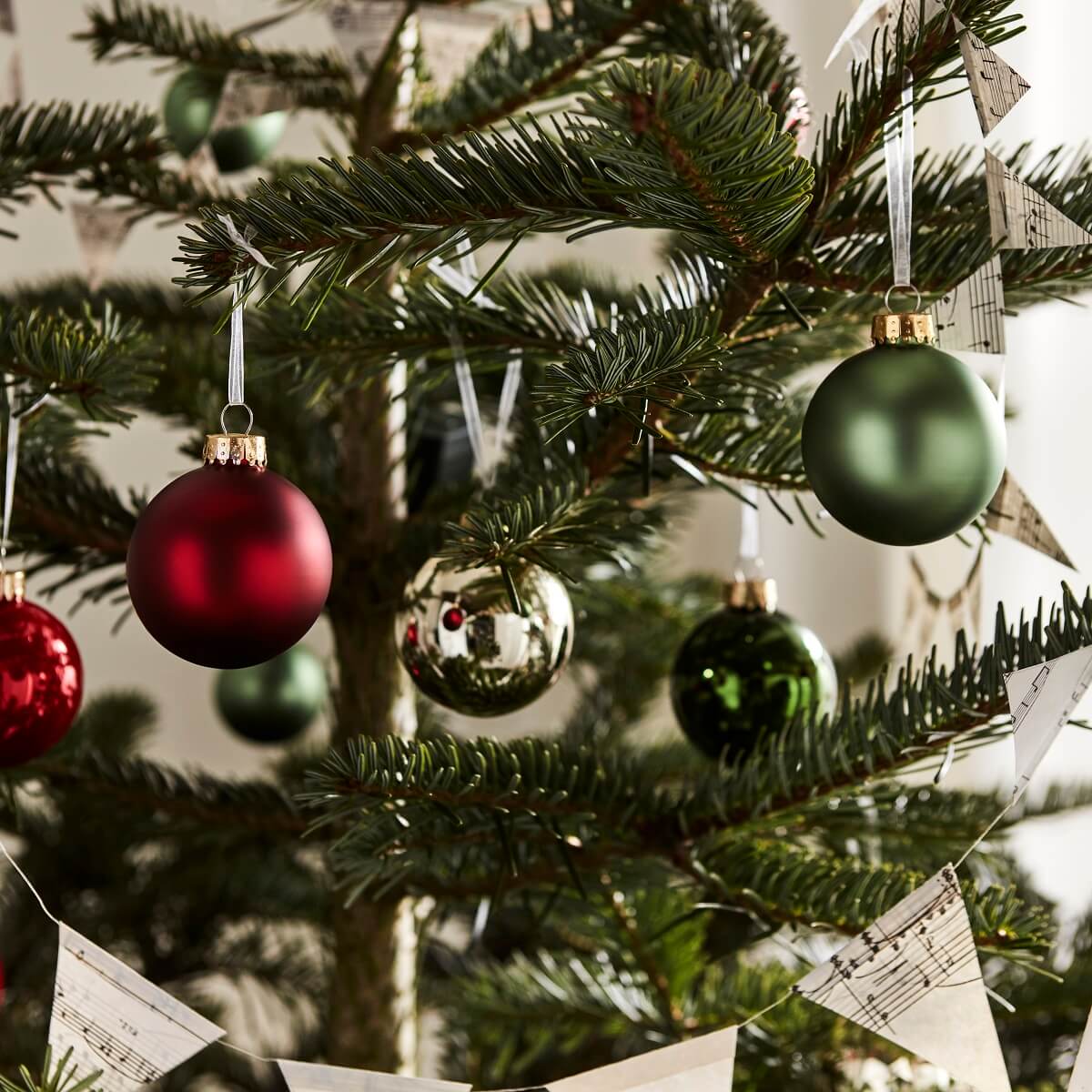 sapin avec boules rouges et vertes
