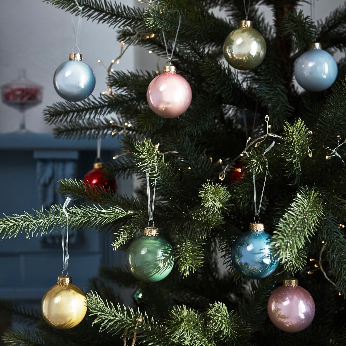 boules colorées dans sapin