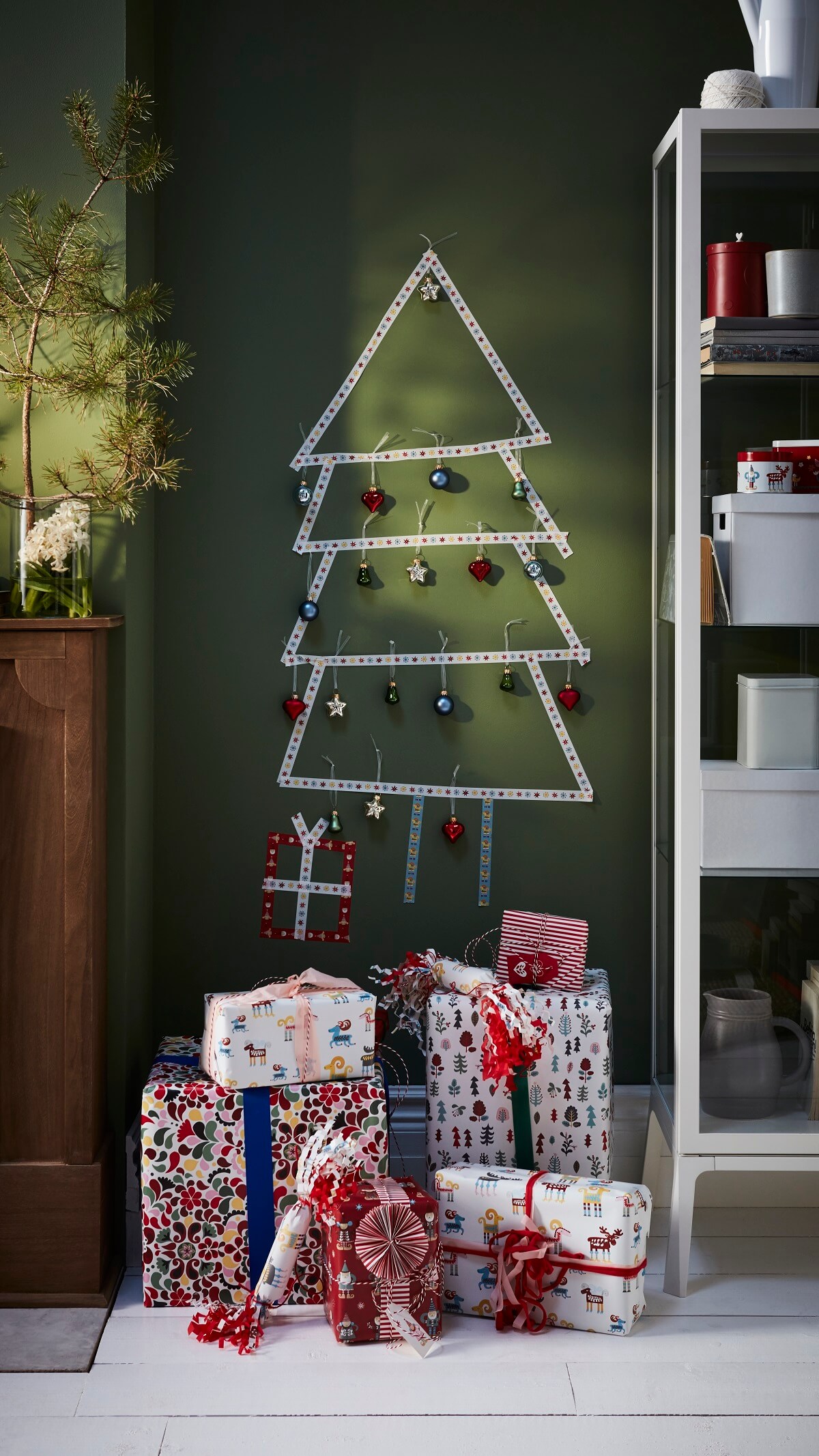 sapin dessiné sur le mur avec scotch masking tape