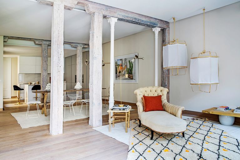 salon et salle à manger avec poutres appartement rénové
