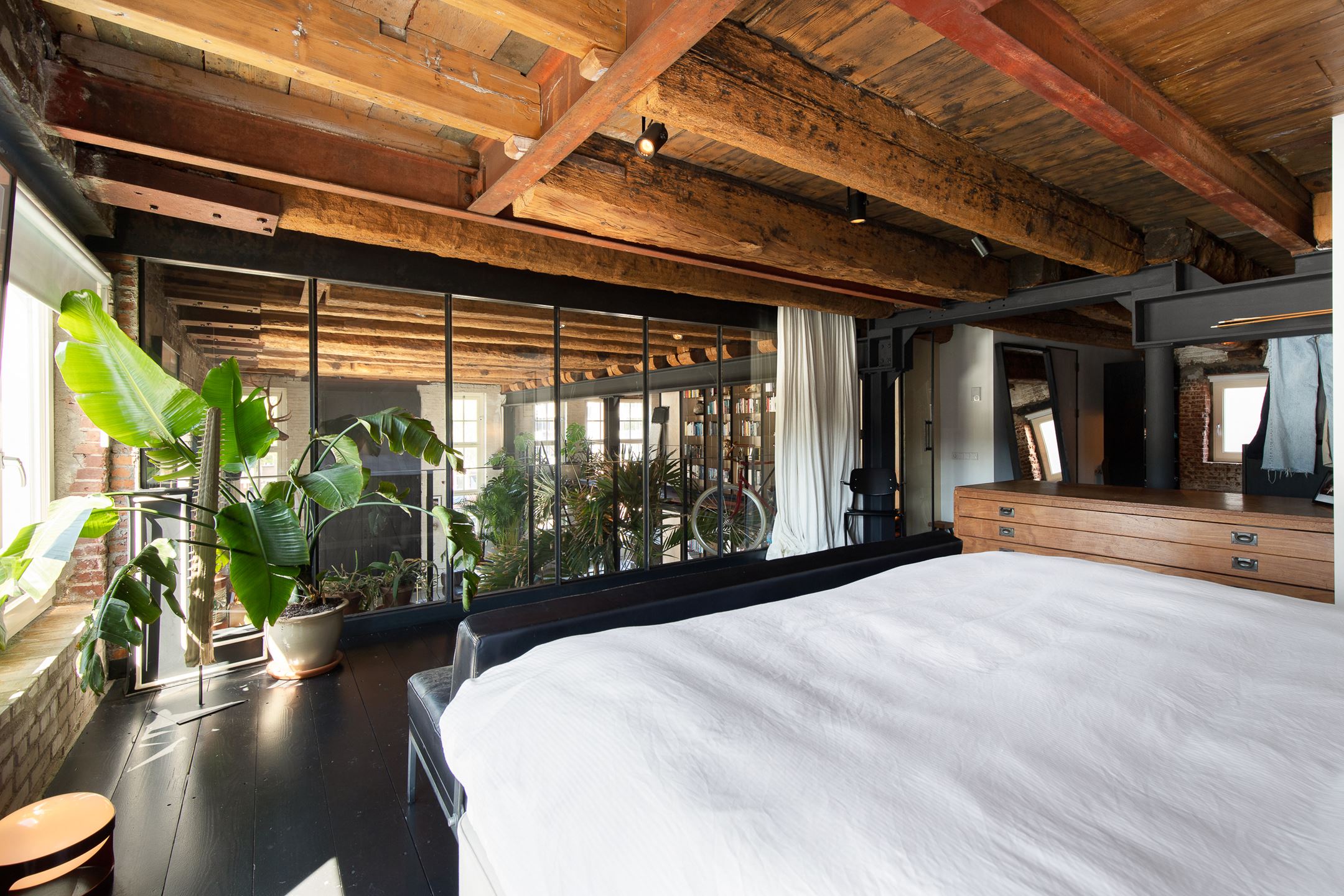 chambre avec poutres et verrière loft