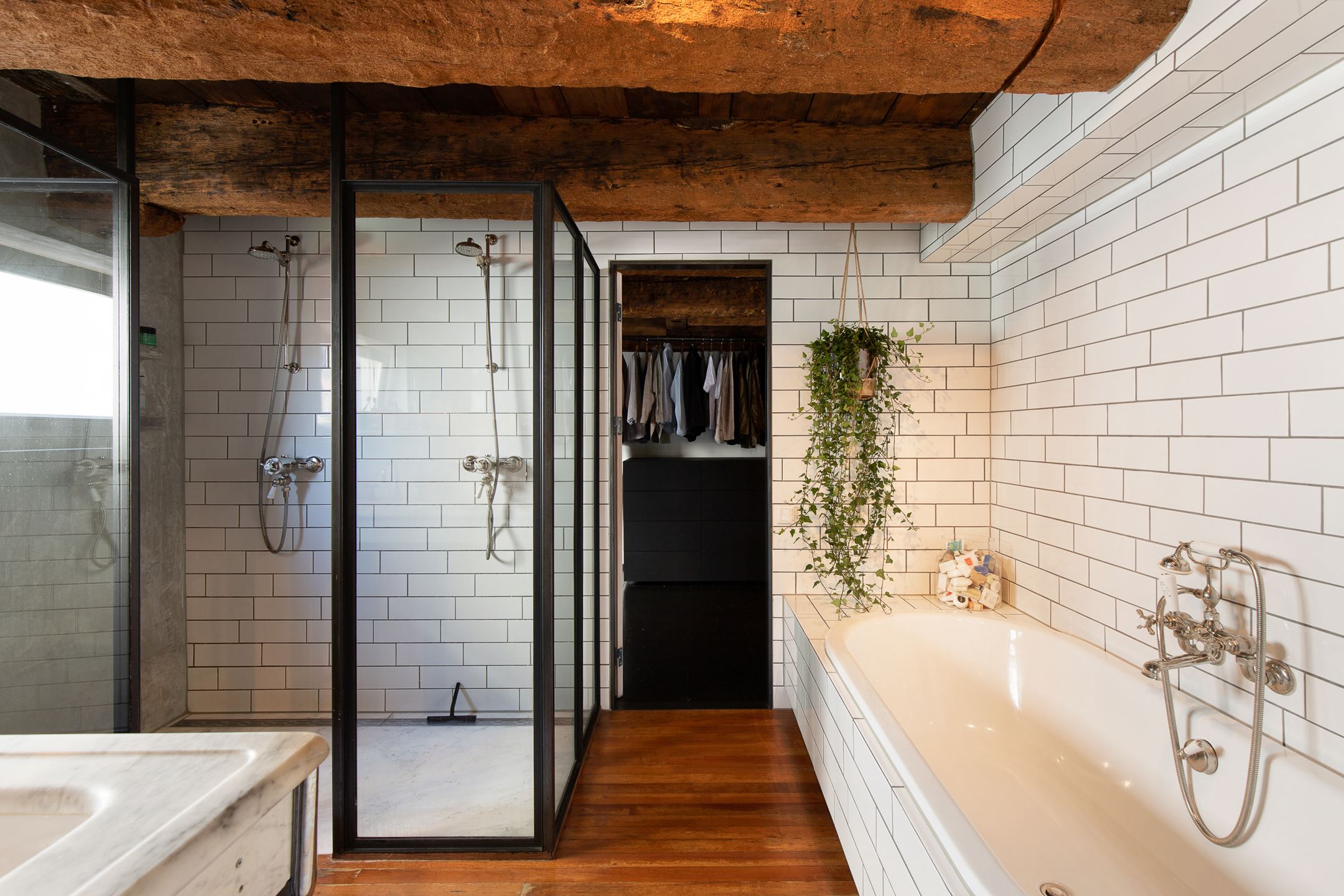 salle de bain avec poutres anciennes