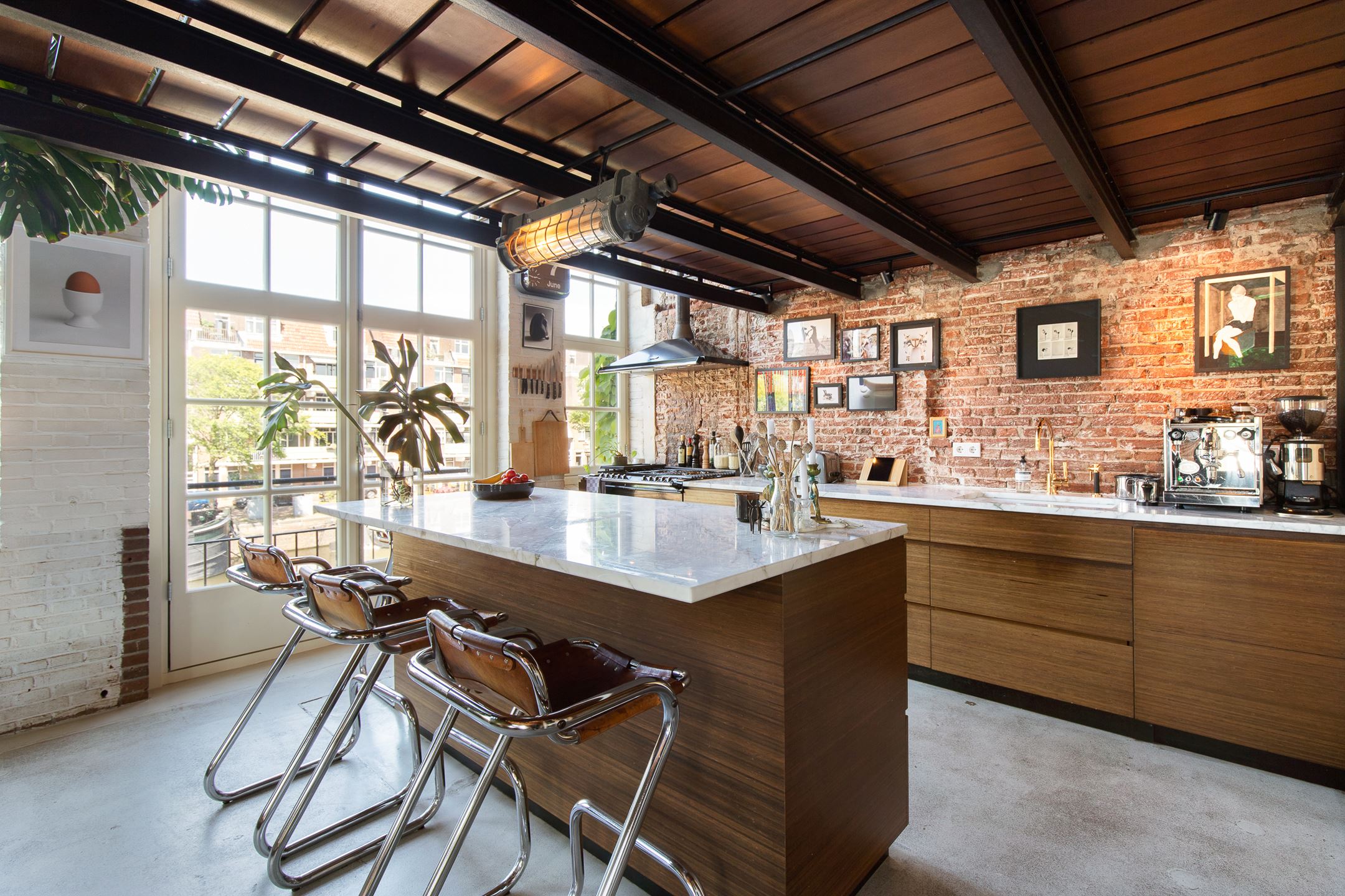 cuisine design avec mur briques anciennes