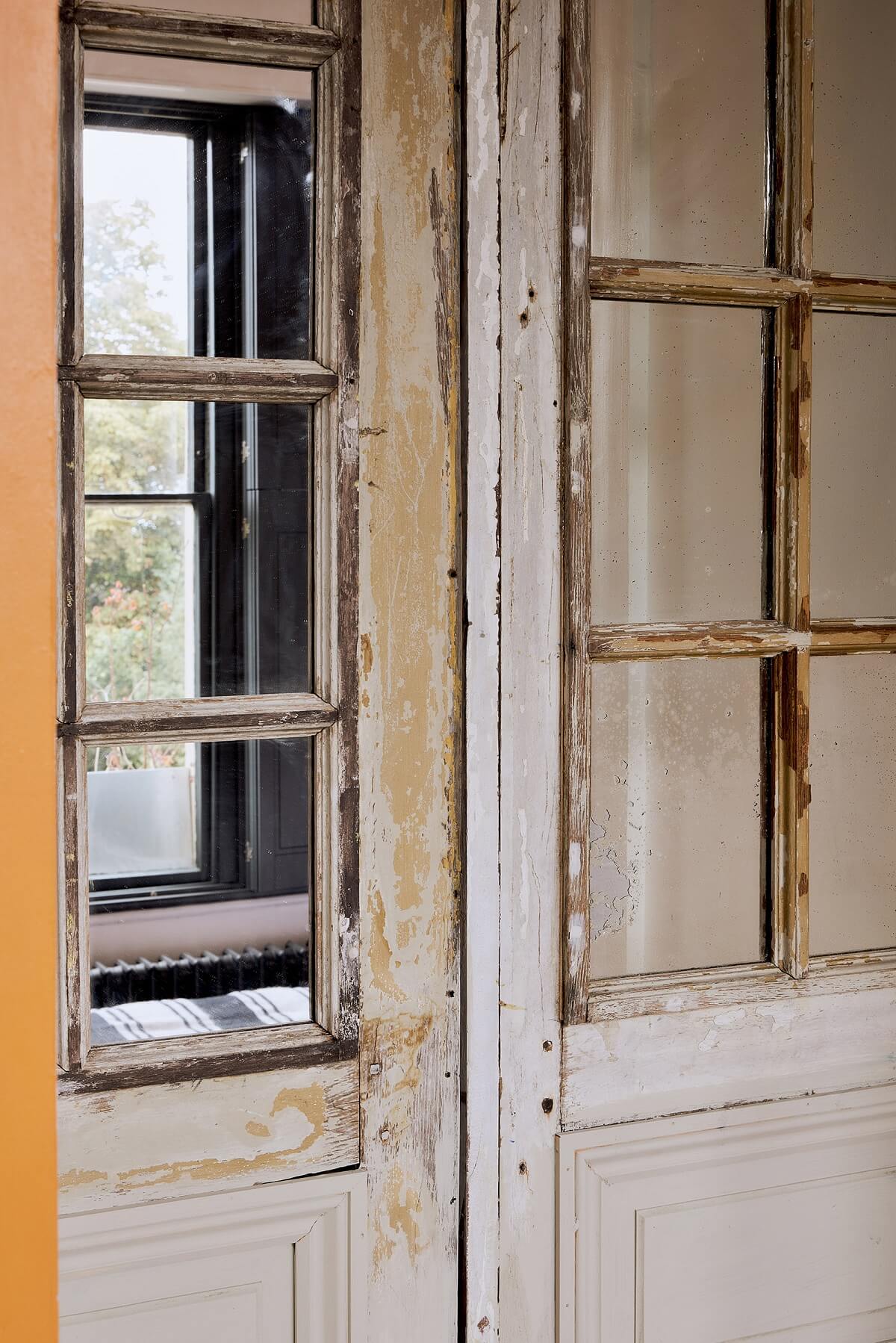 portes bois patiné dans appartement ancien rénové portes bois patiné dans appartement ancien rénové