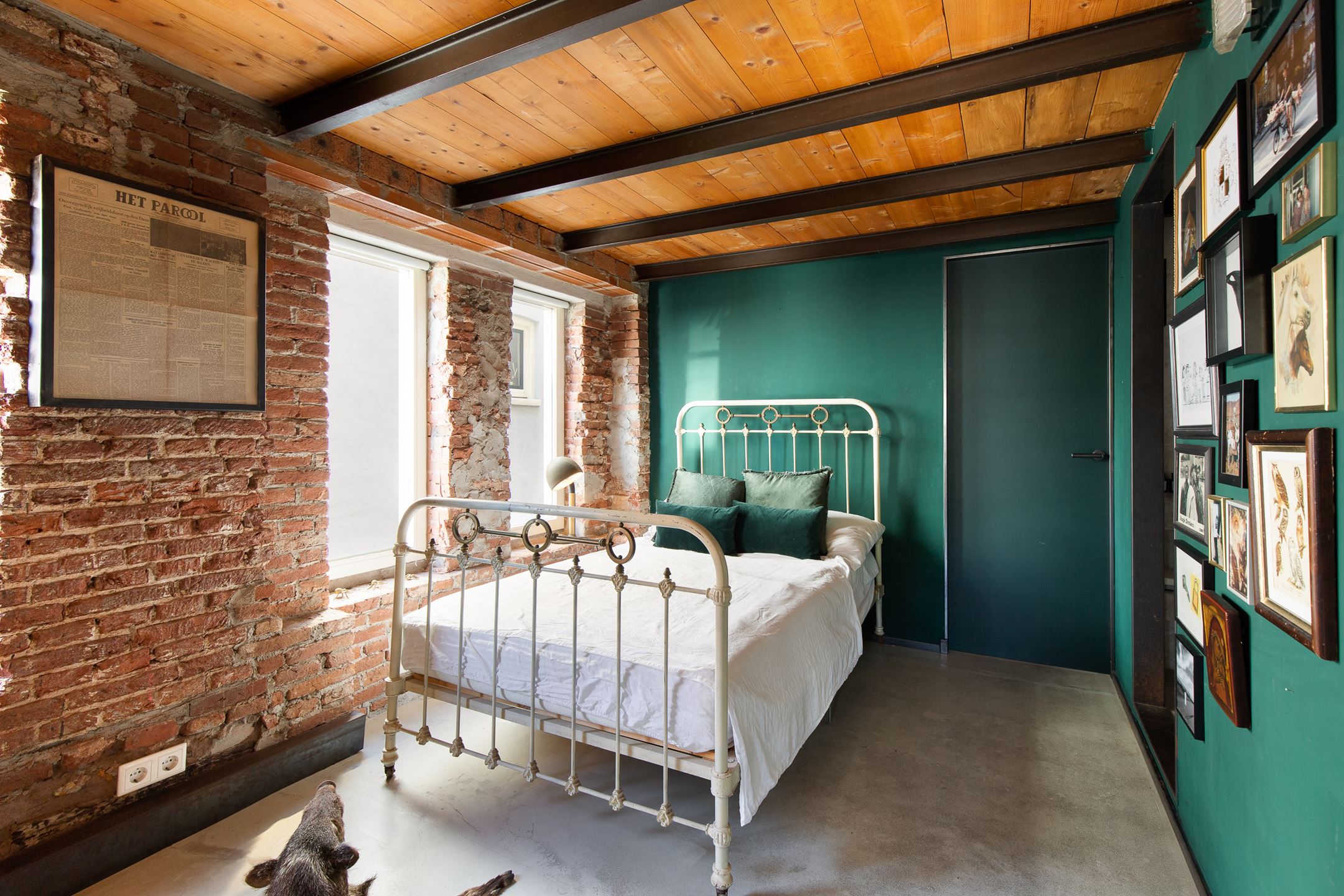 chambre mur vert loft Amsterdam