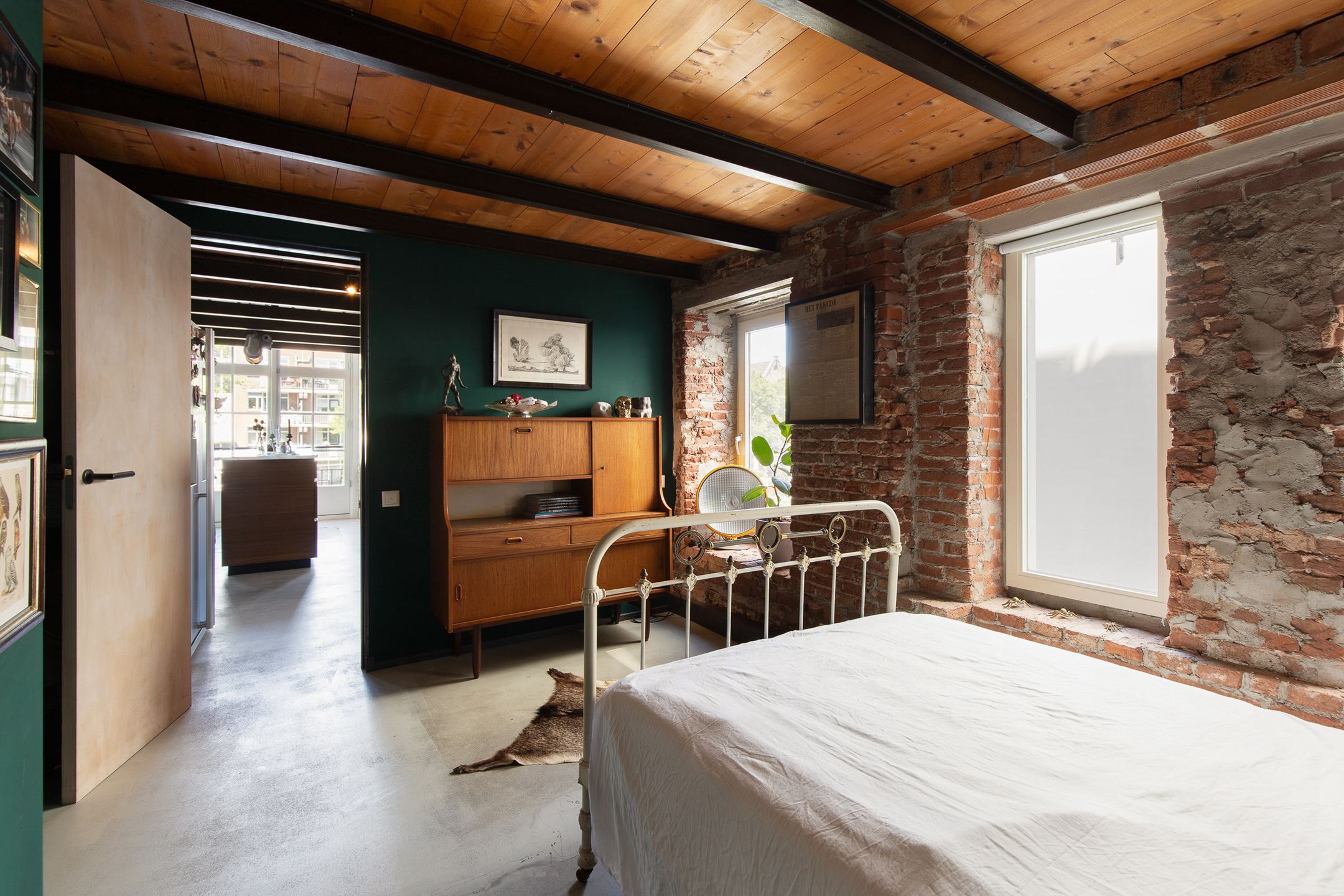 chambre mur vert loft Amsterdam
