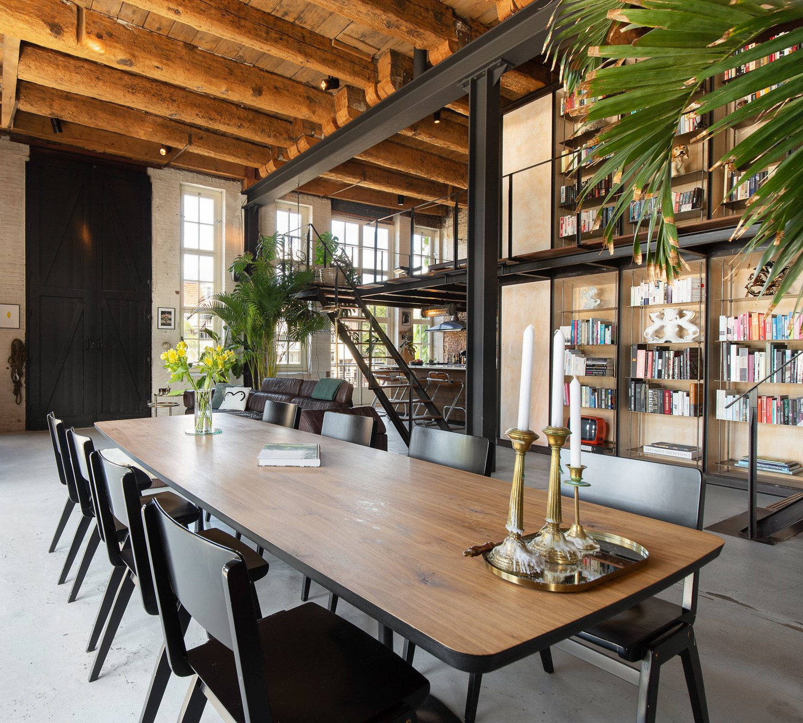 salle à manger avec poutres loft Amsterdam décoration vintage