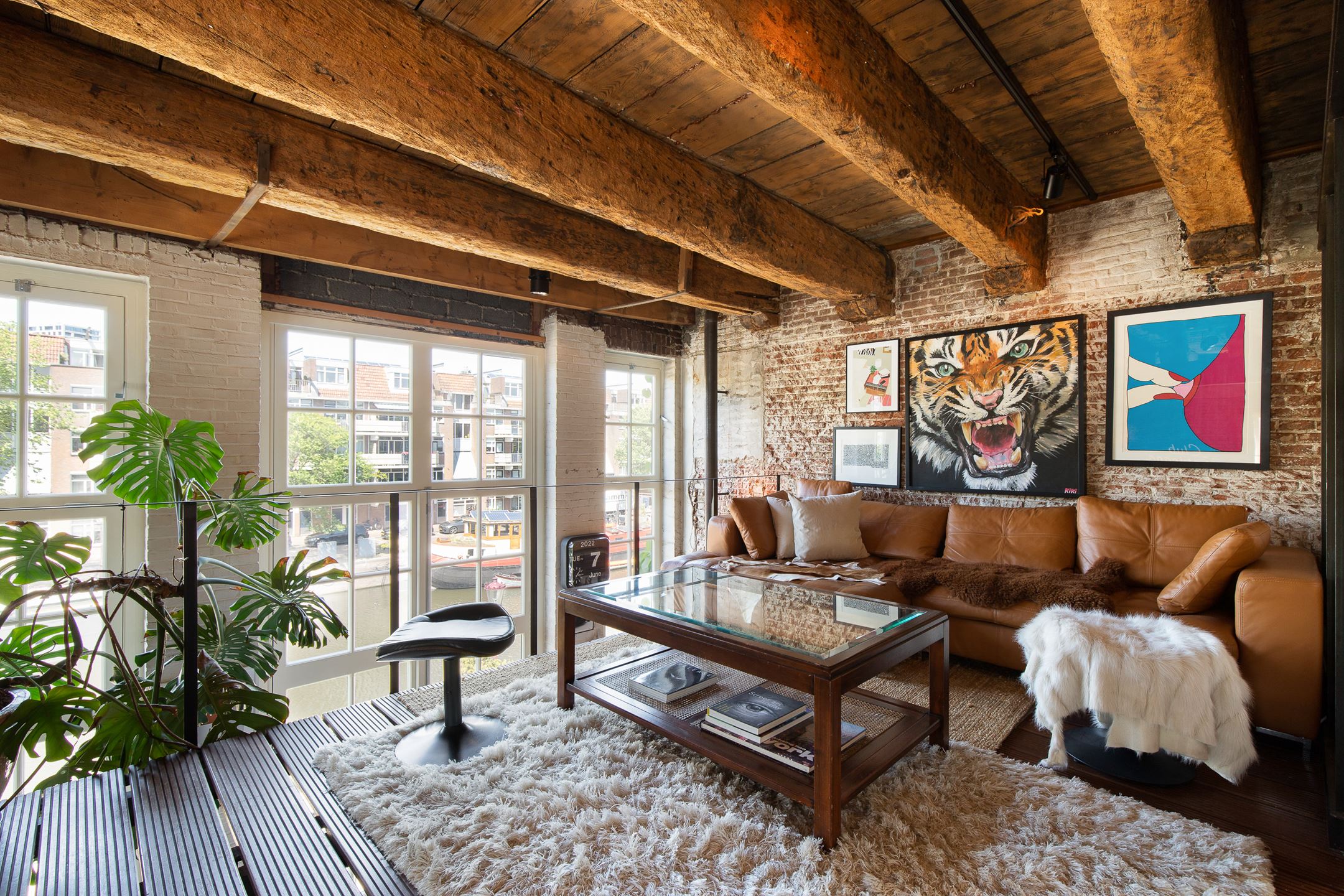 salon avec poutres loft