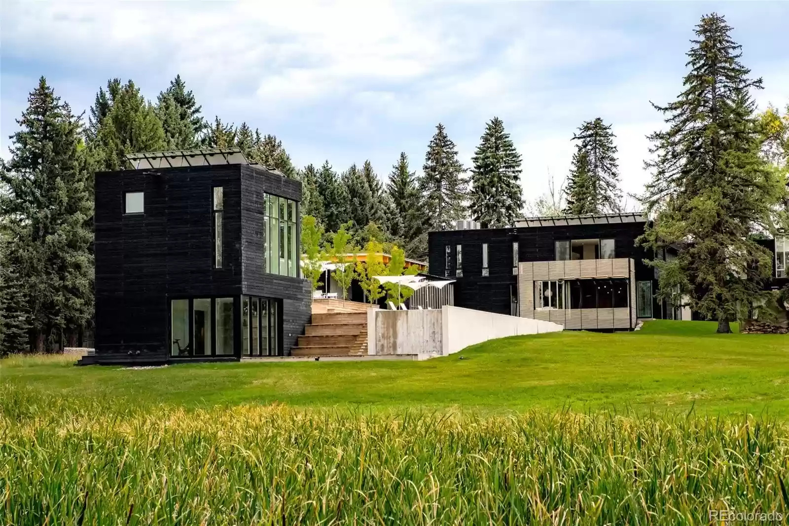 maison d maison d'architecte façade verre et bois noir