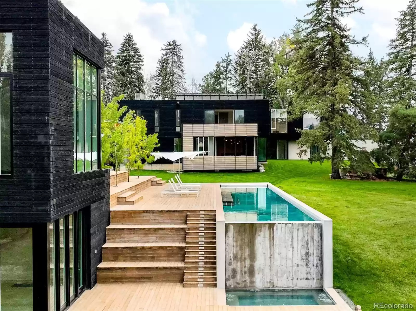 maison d maison d'architecte façade verre et bois noir