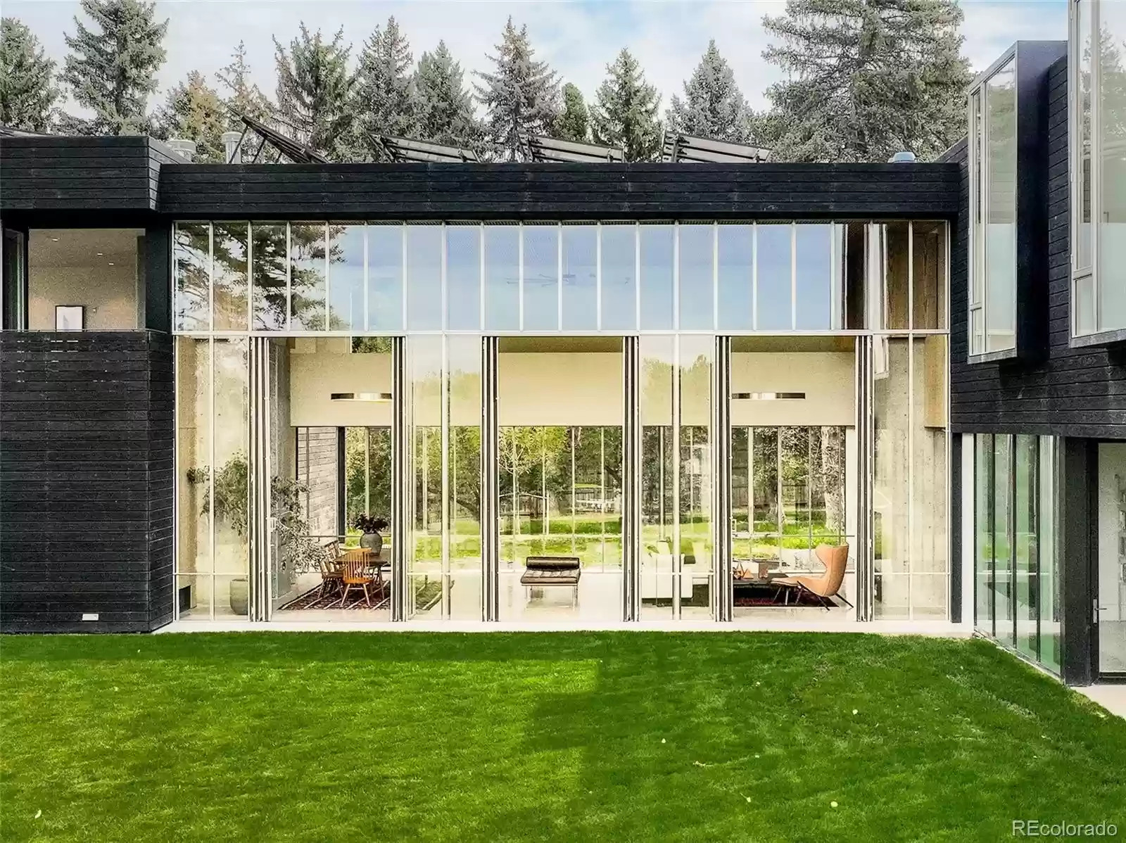 maison d maison d'architecte façade verre et bois noir