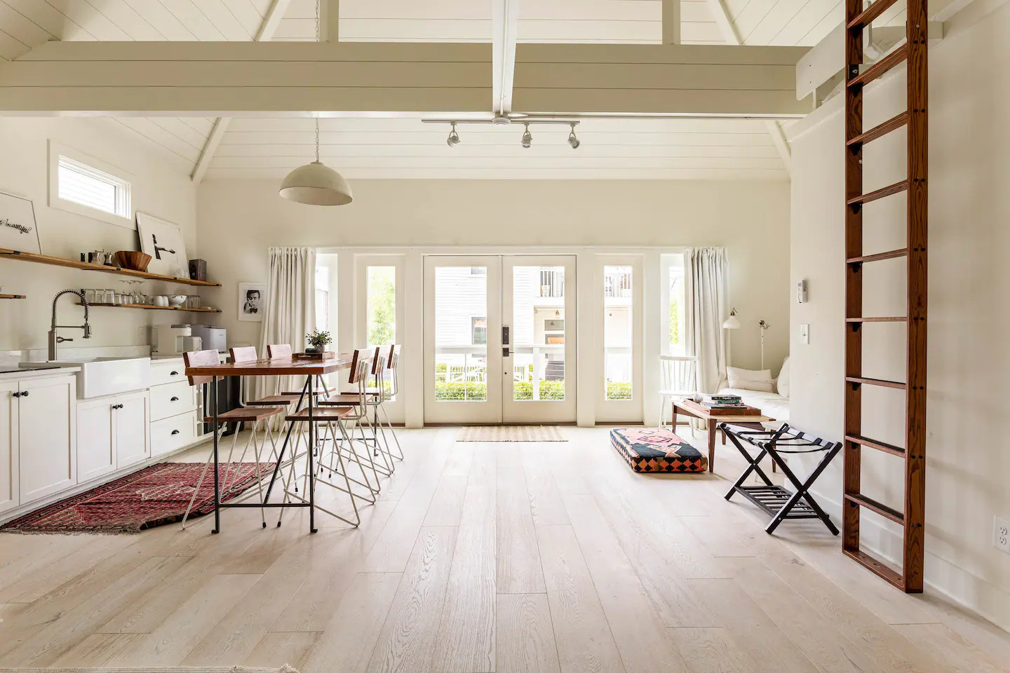 salon et cuisine ouverte maison en bois décoration blanche salon et cuisine ouverte maison en bois décoration blanche