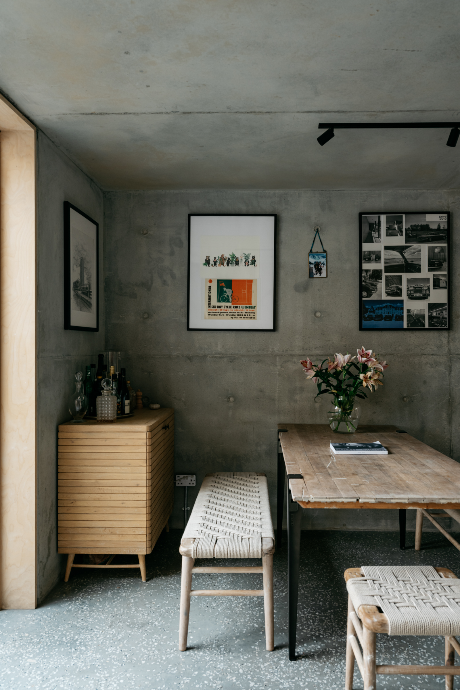 salle à manger mur gris béton