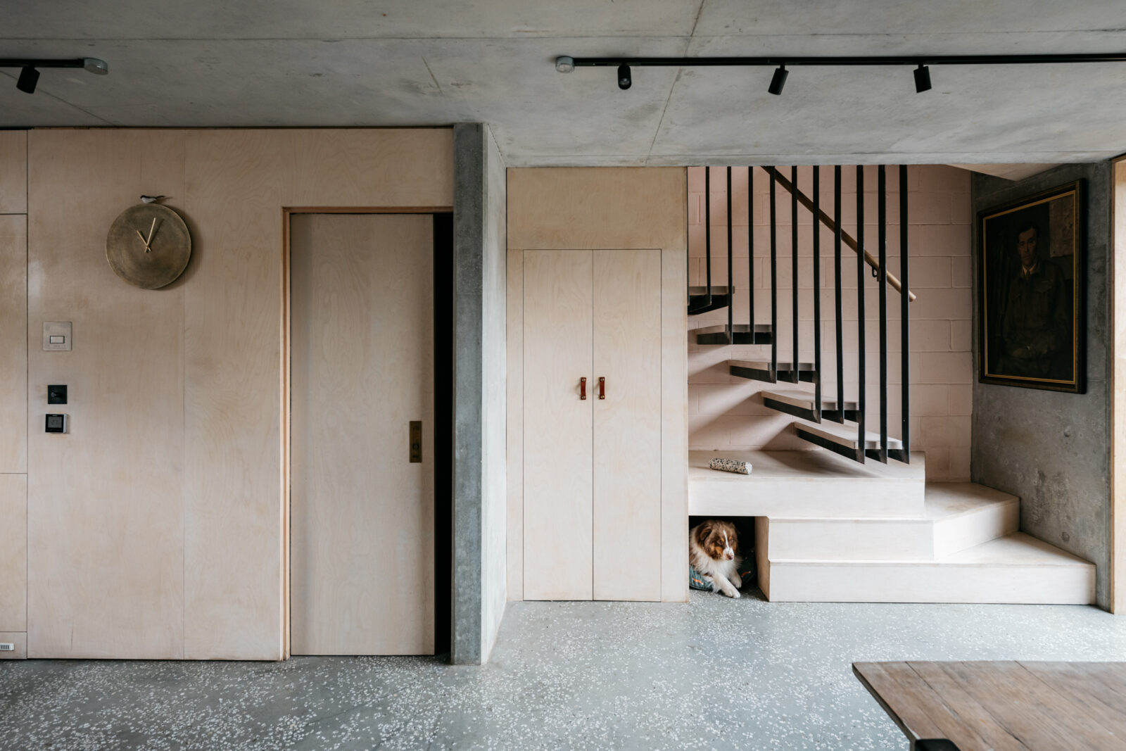 entrée maison de ville bois et béton
