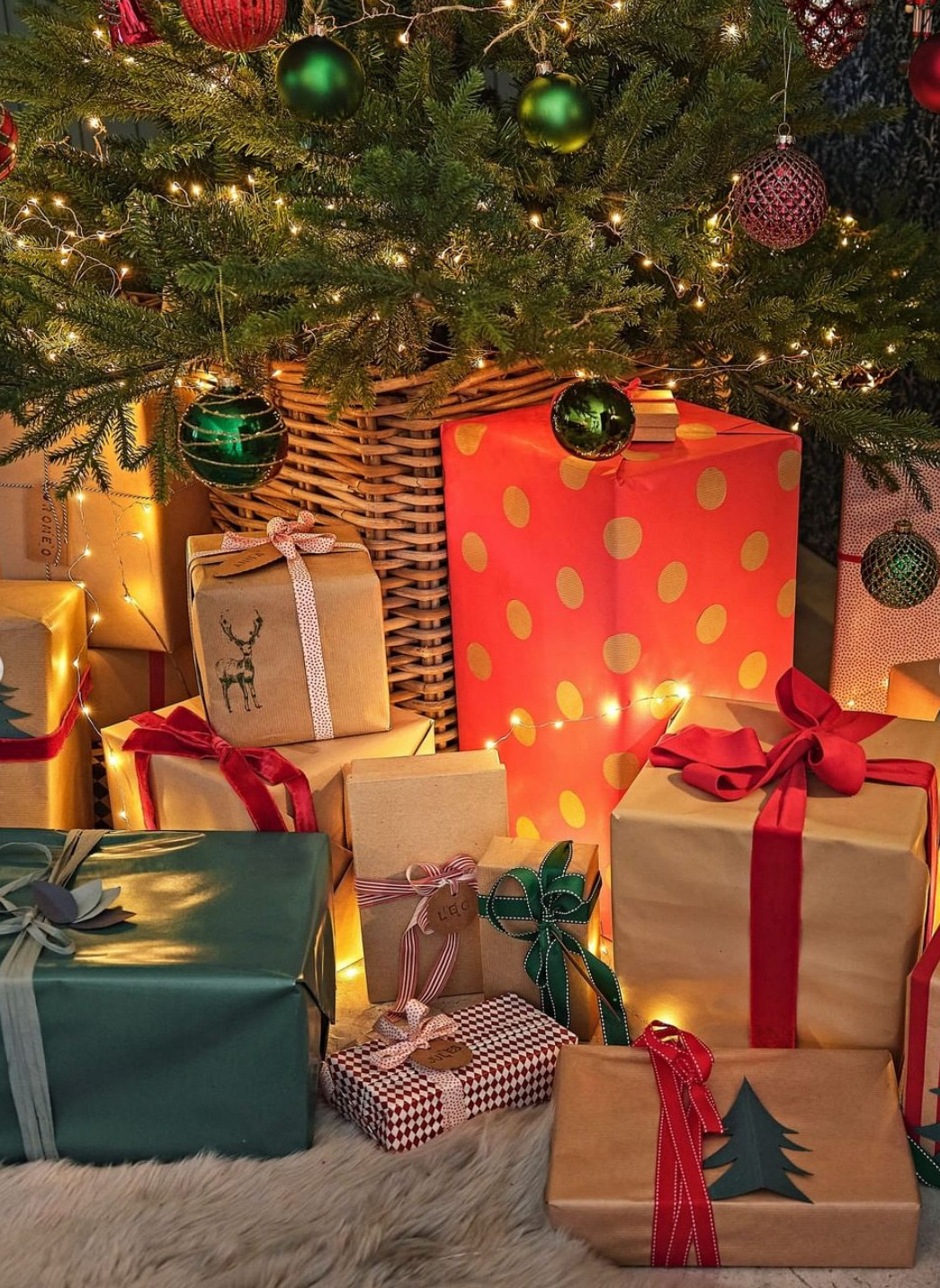 cadeaux emballés sous sapin cadeaux emballés sous sapin