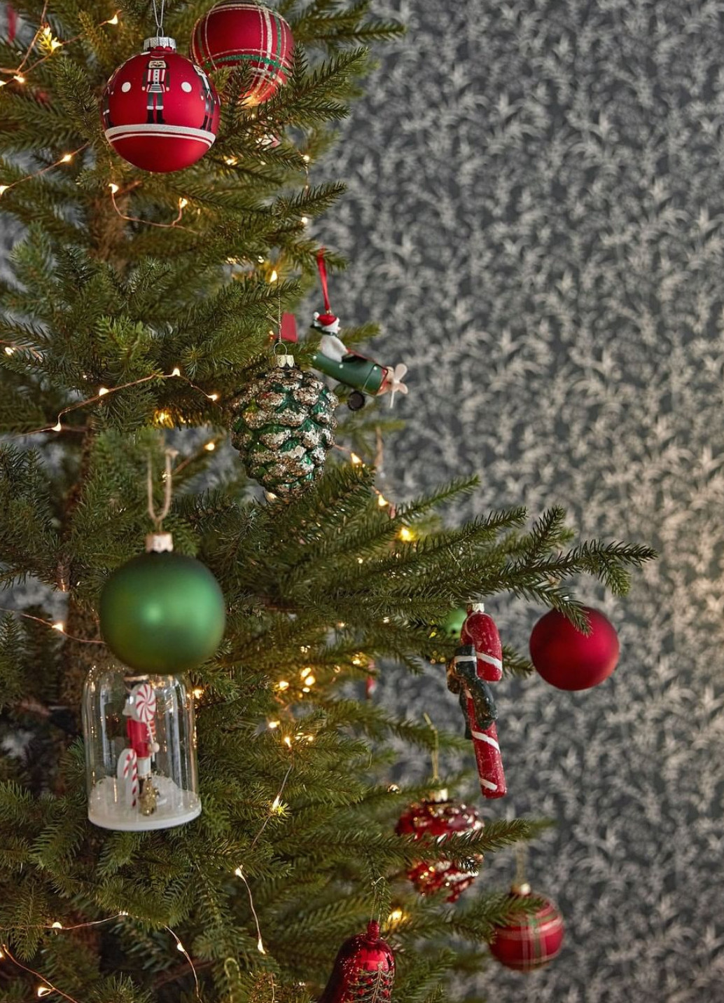 sapin de Noël en rouge et vert sapin de Noël en rouge et vert