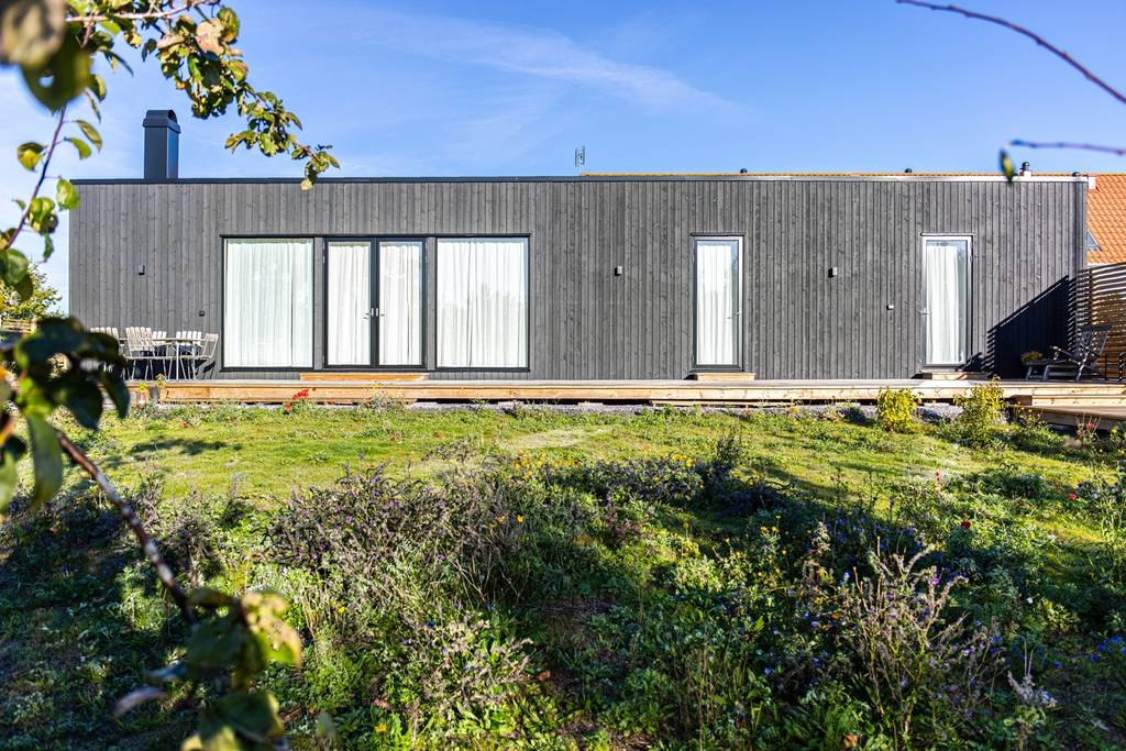 maison en bois noir de 72m2