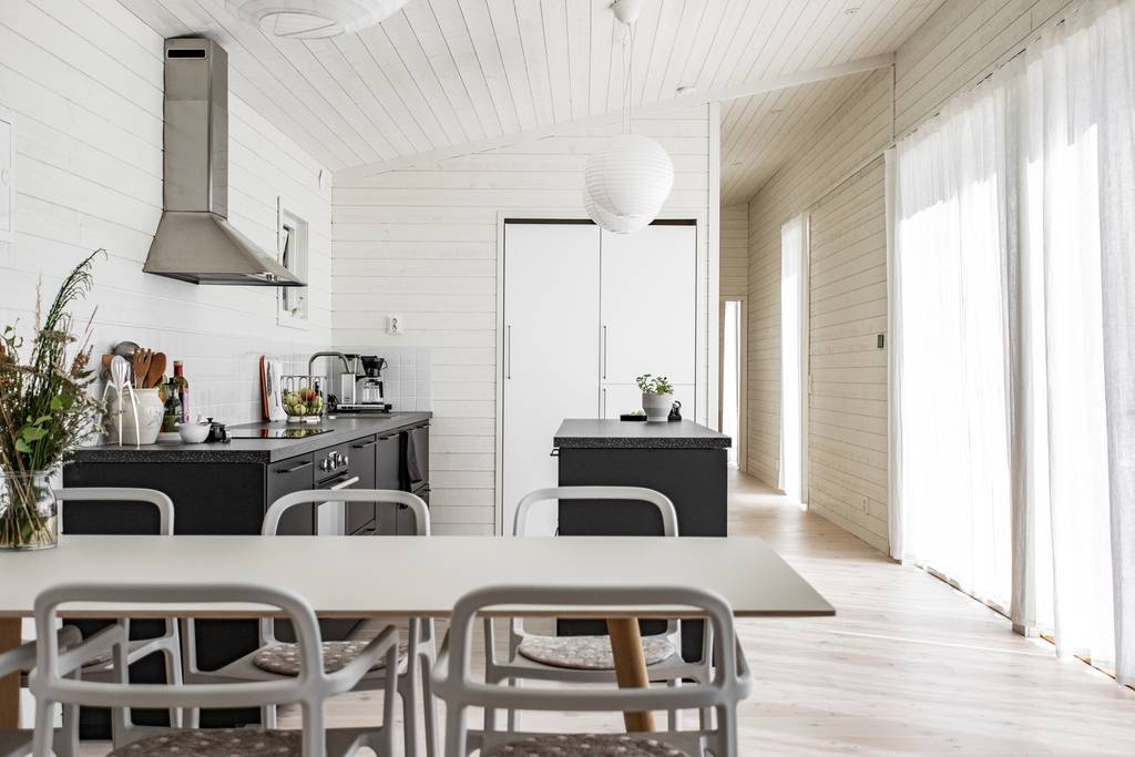 salon avec cuisine ouverte maison en bois