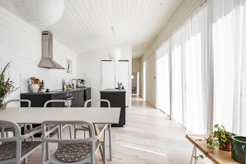 salle à manger et cuisine maison en bois