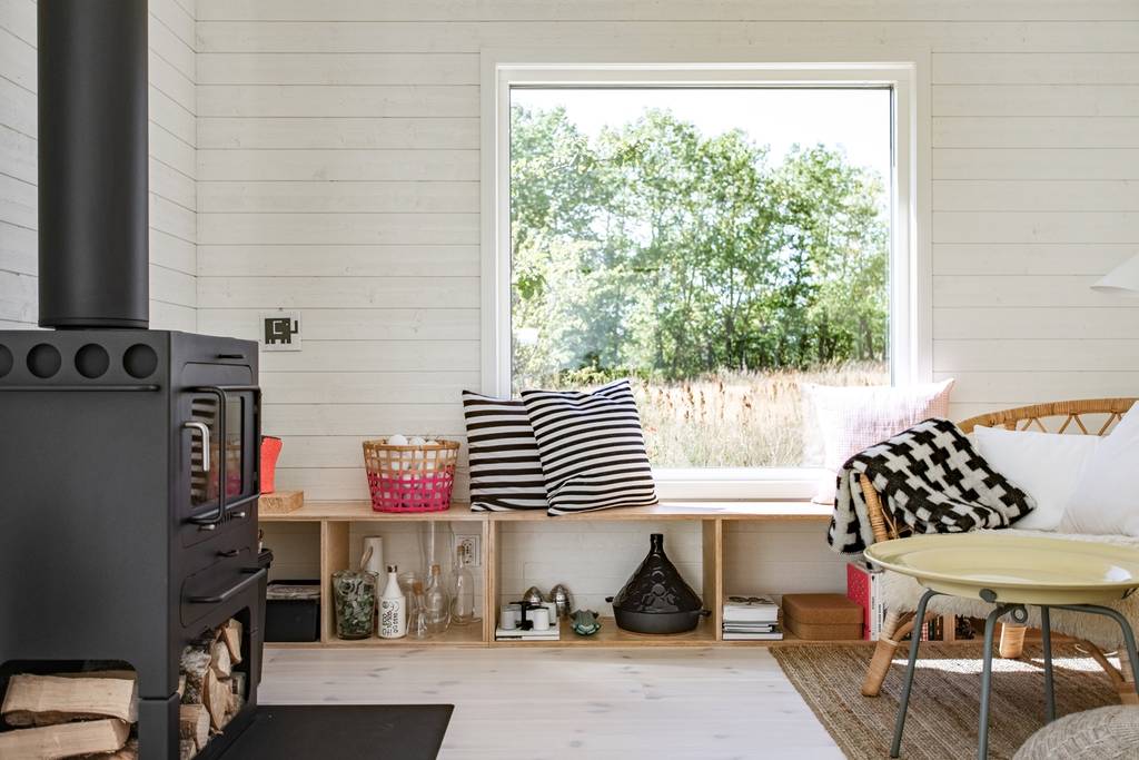 salon avec poêle maison en bois