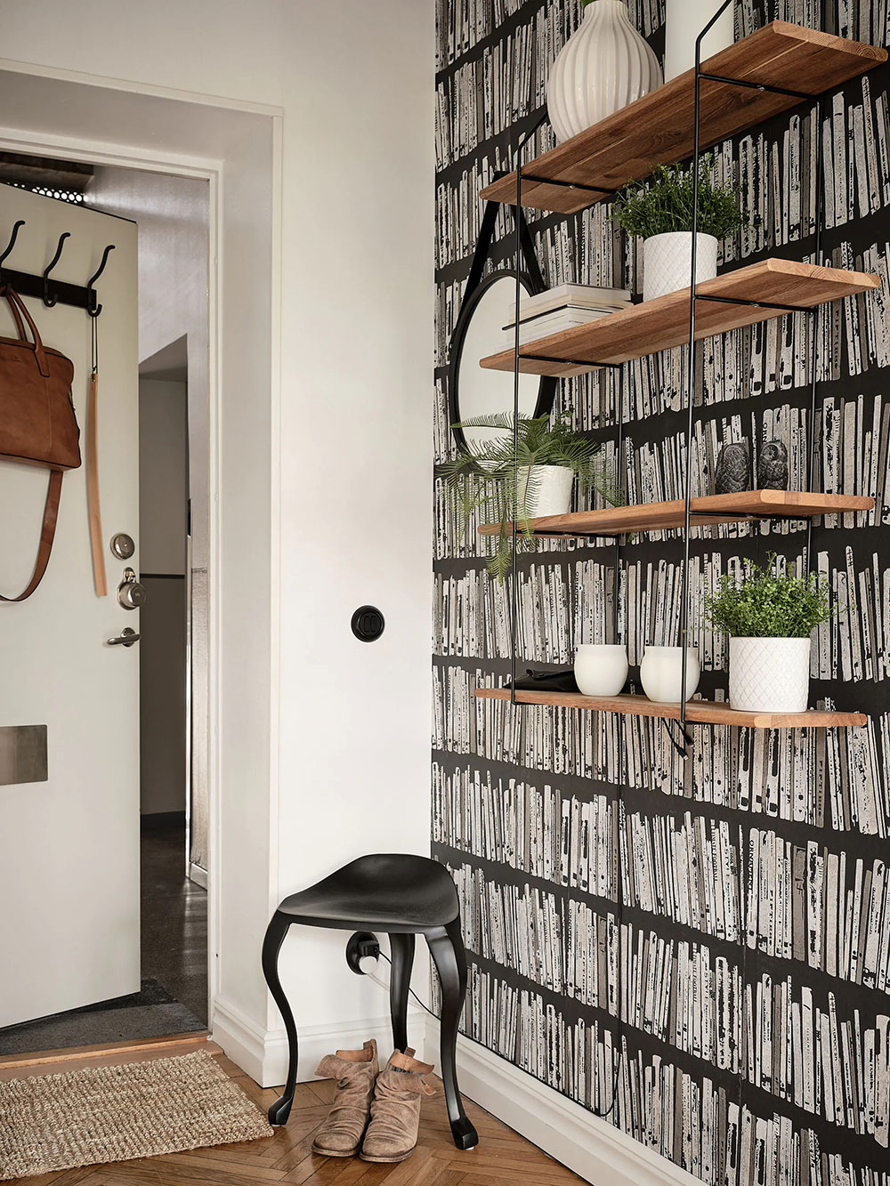 entrée avec papier-peint trompe l'oeil bibliothèque