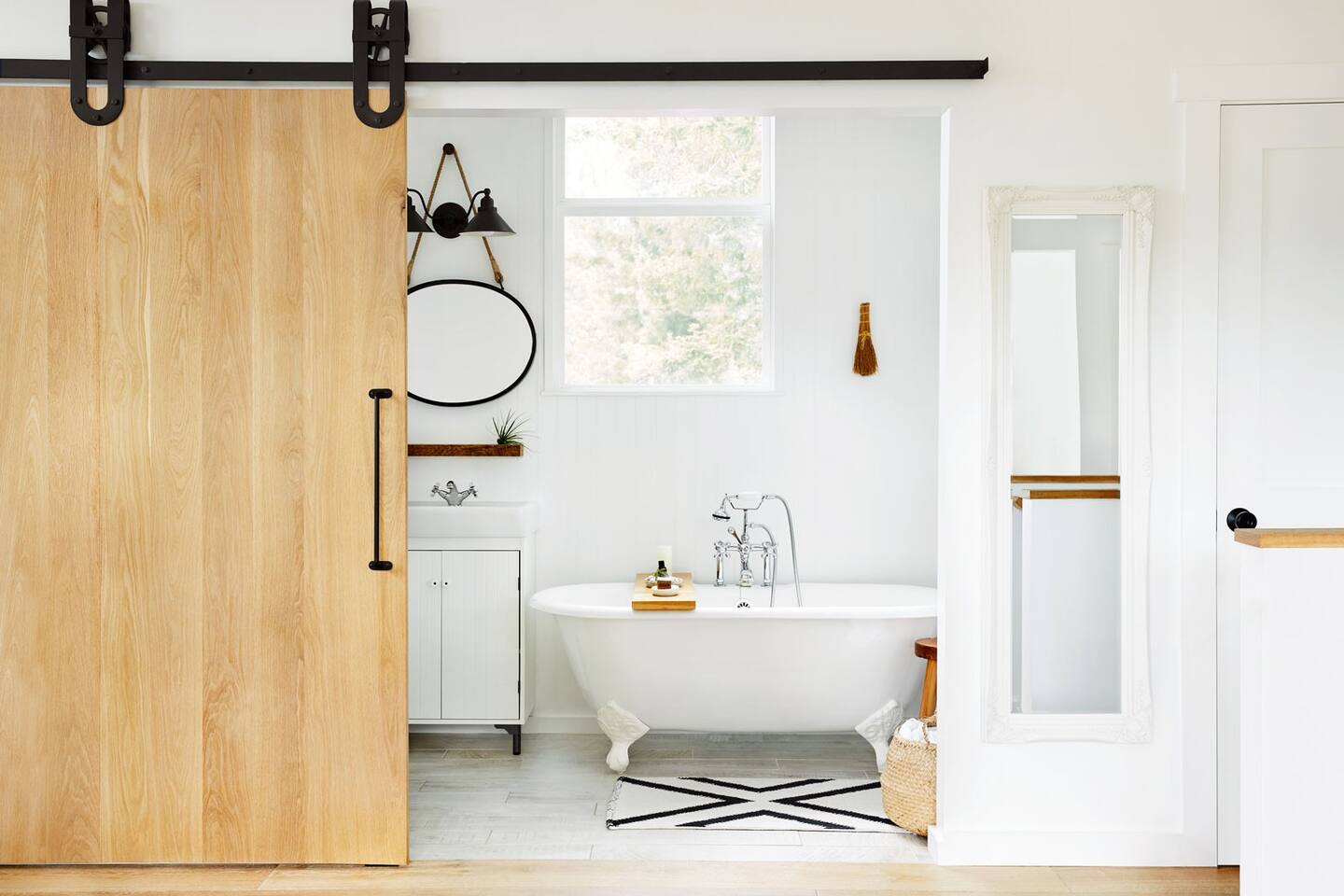 salle de bain avec porte grange coulissante sur galet métallique