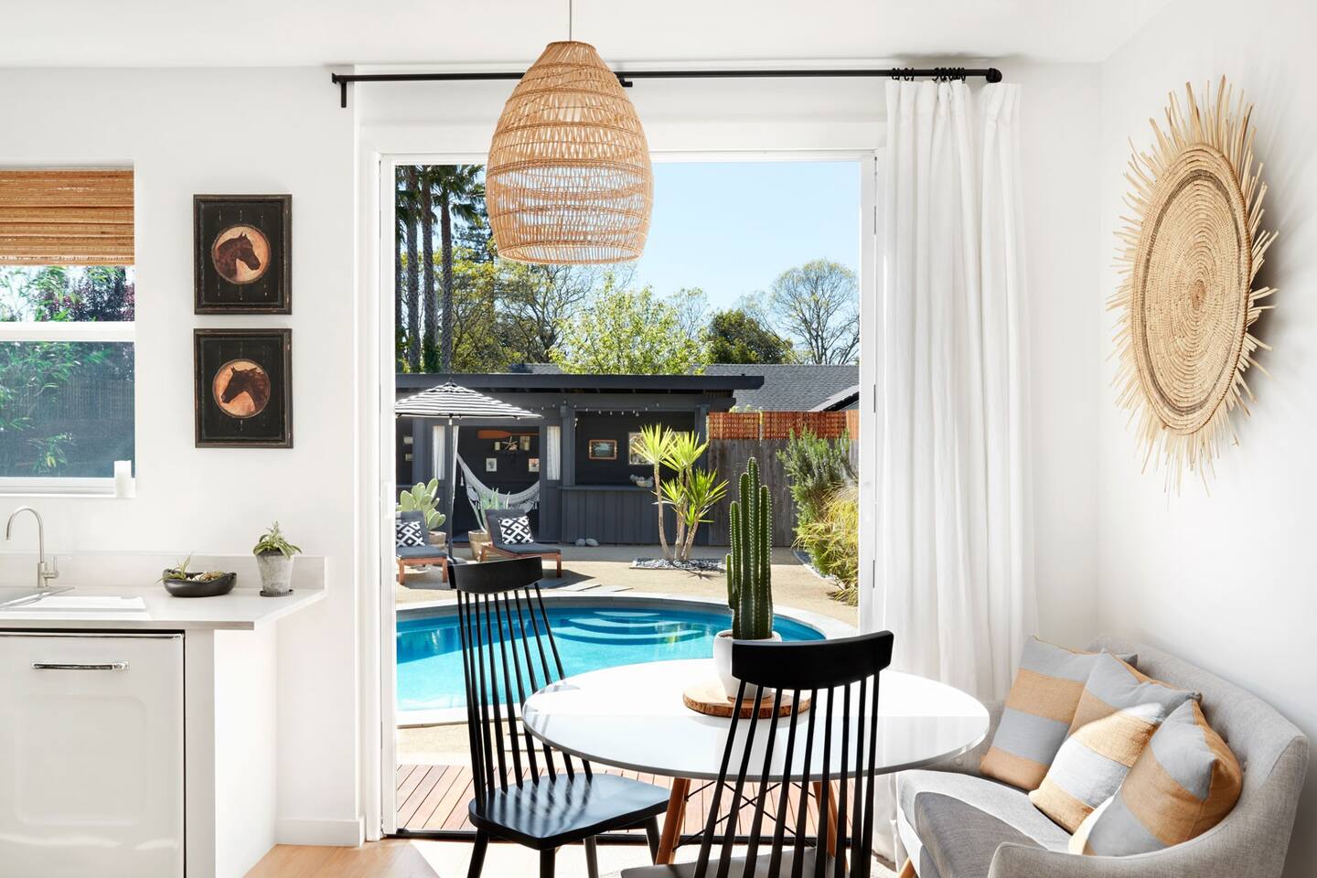 salle à manger vue piscine