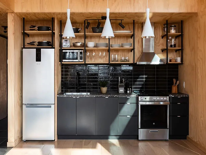 cuisine design noire dans maison en bois