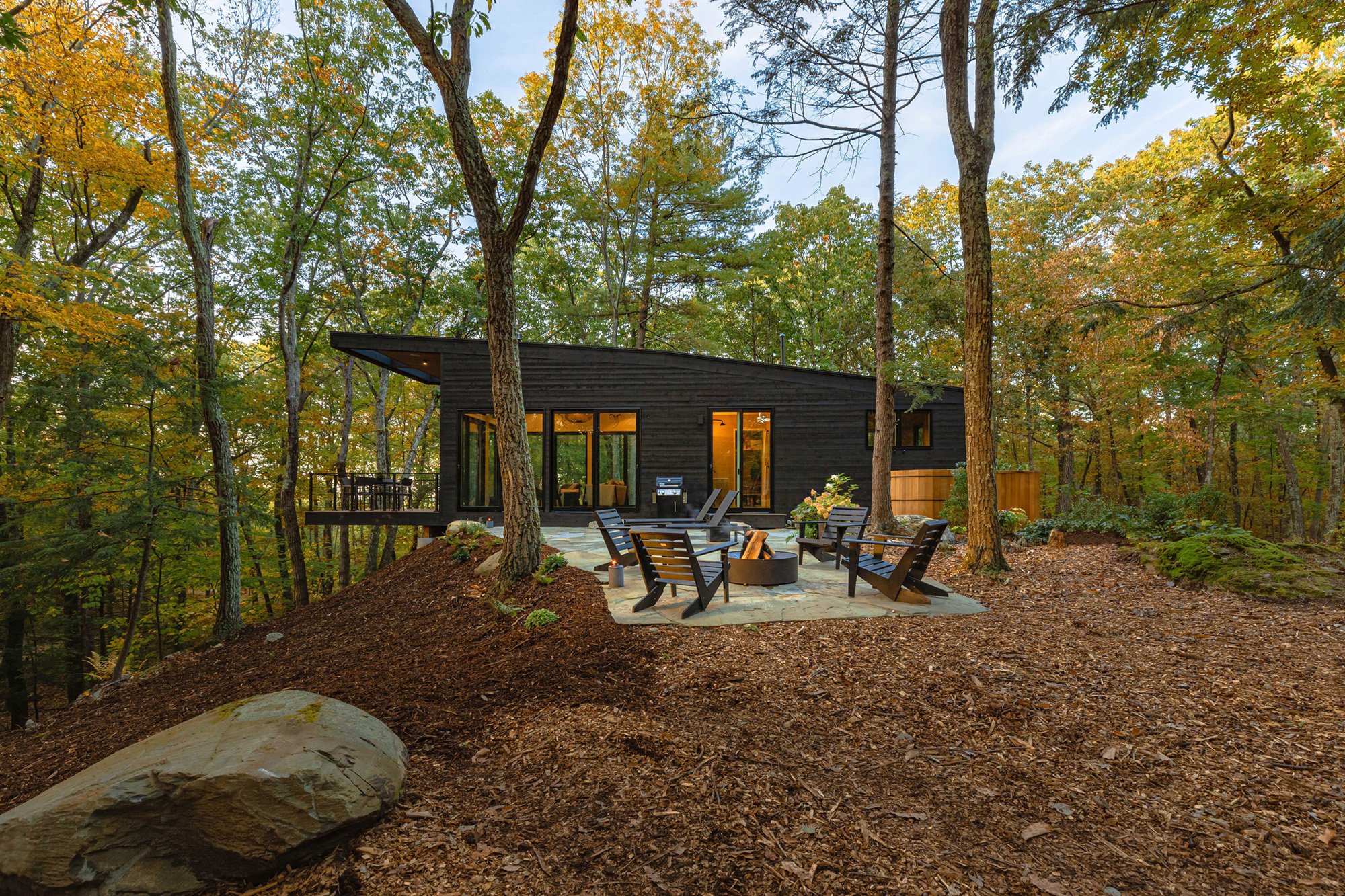 maison en bois noir avec terrasse
