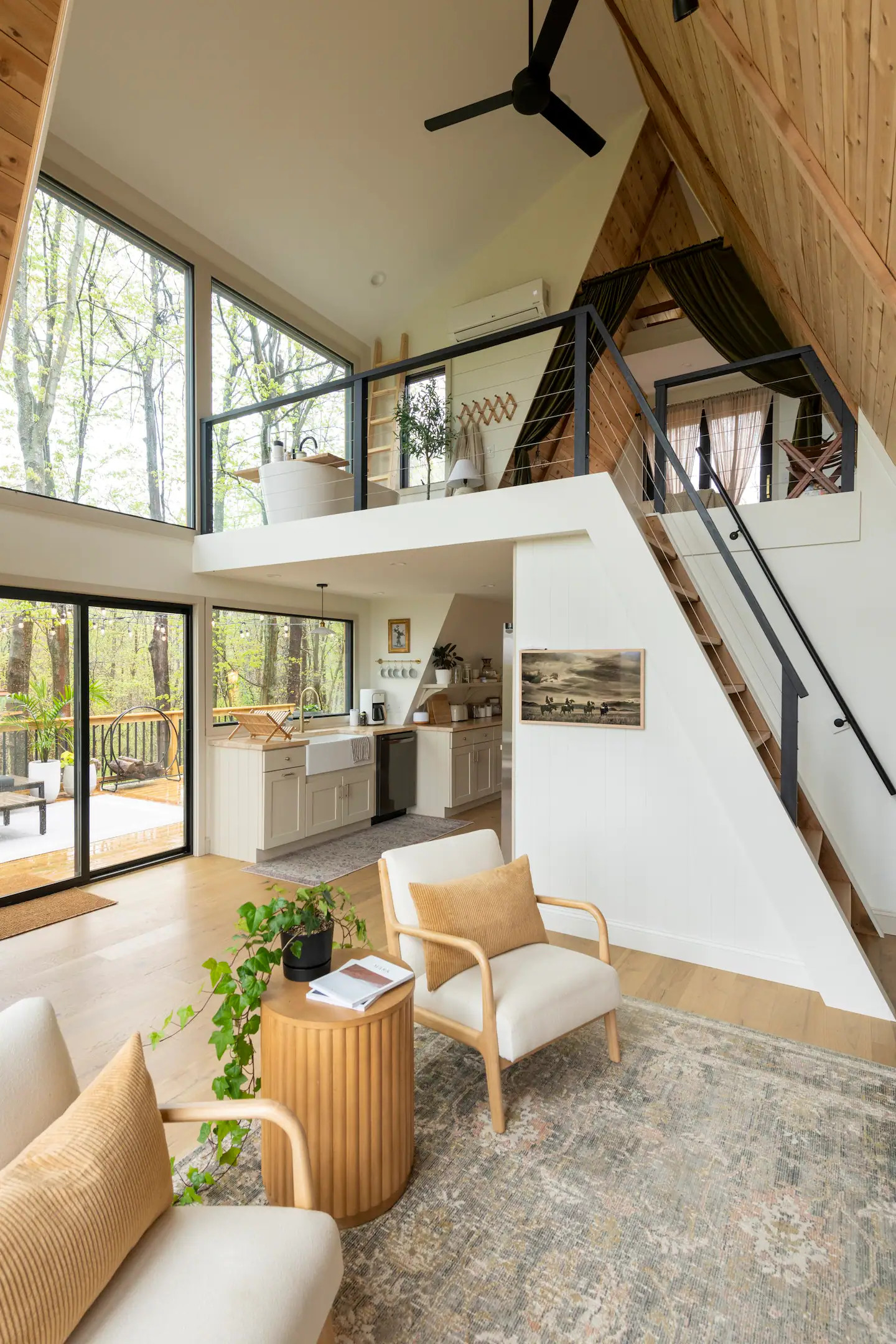 salon avec mezzanine maison A-Frame