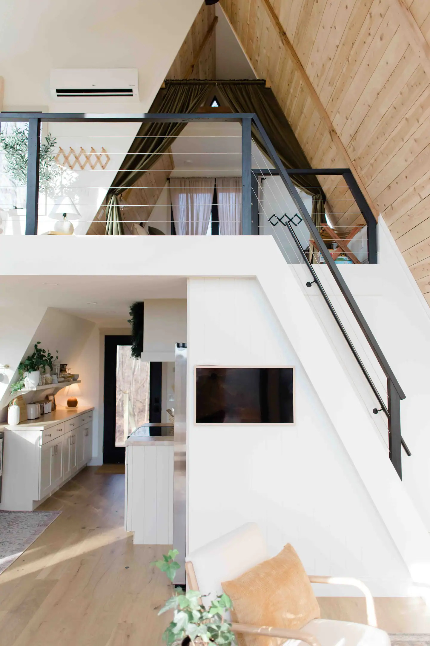 salon avec mezzanine maison A-Frame