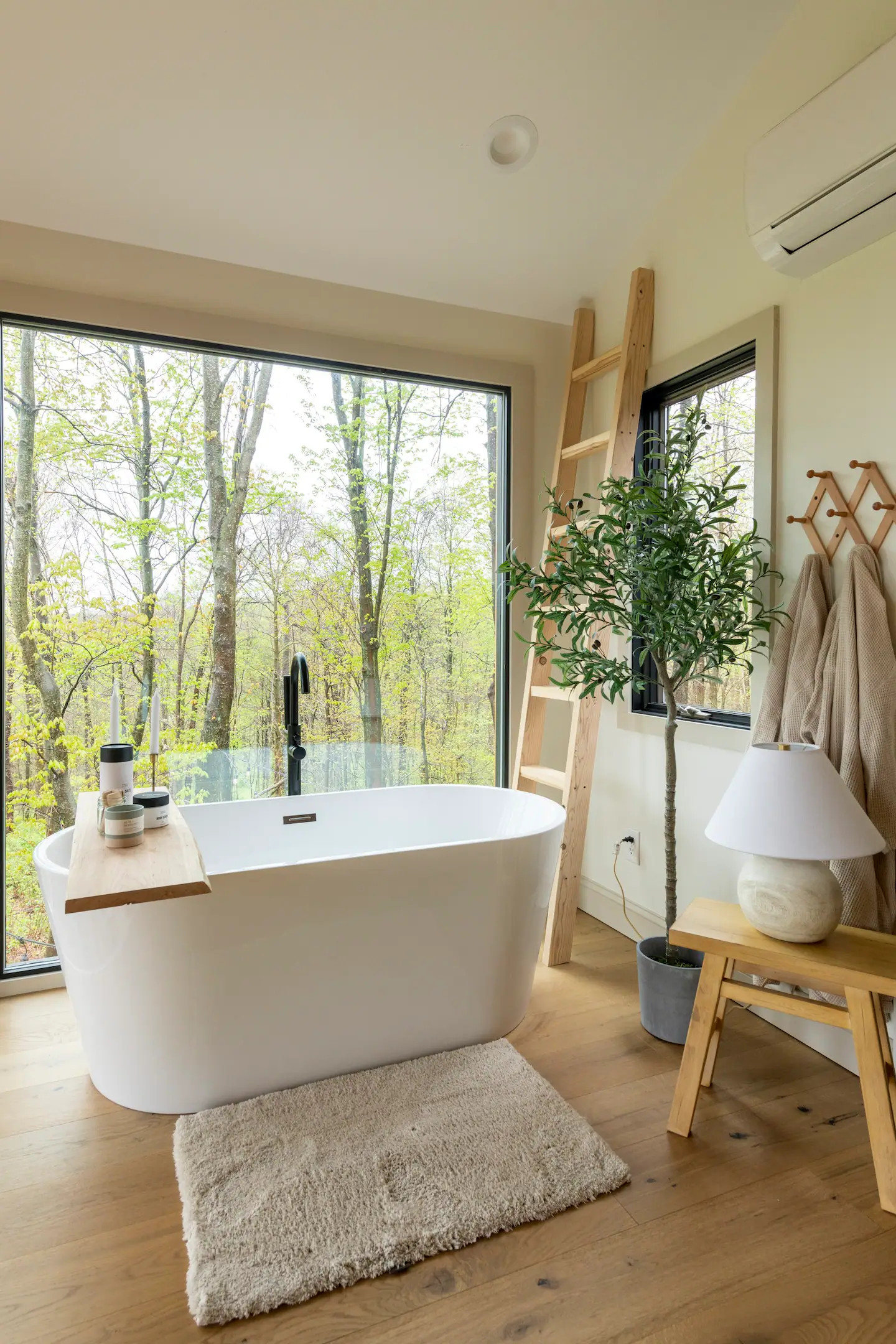 salle de bain avec baie vitrée