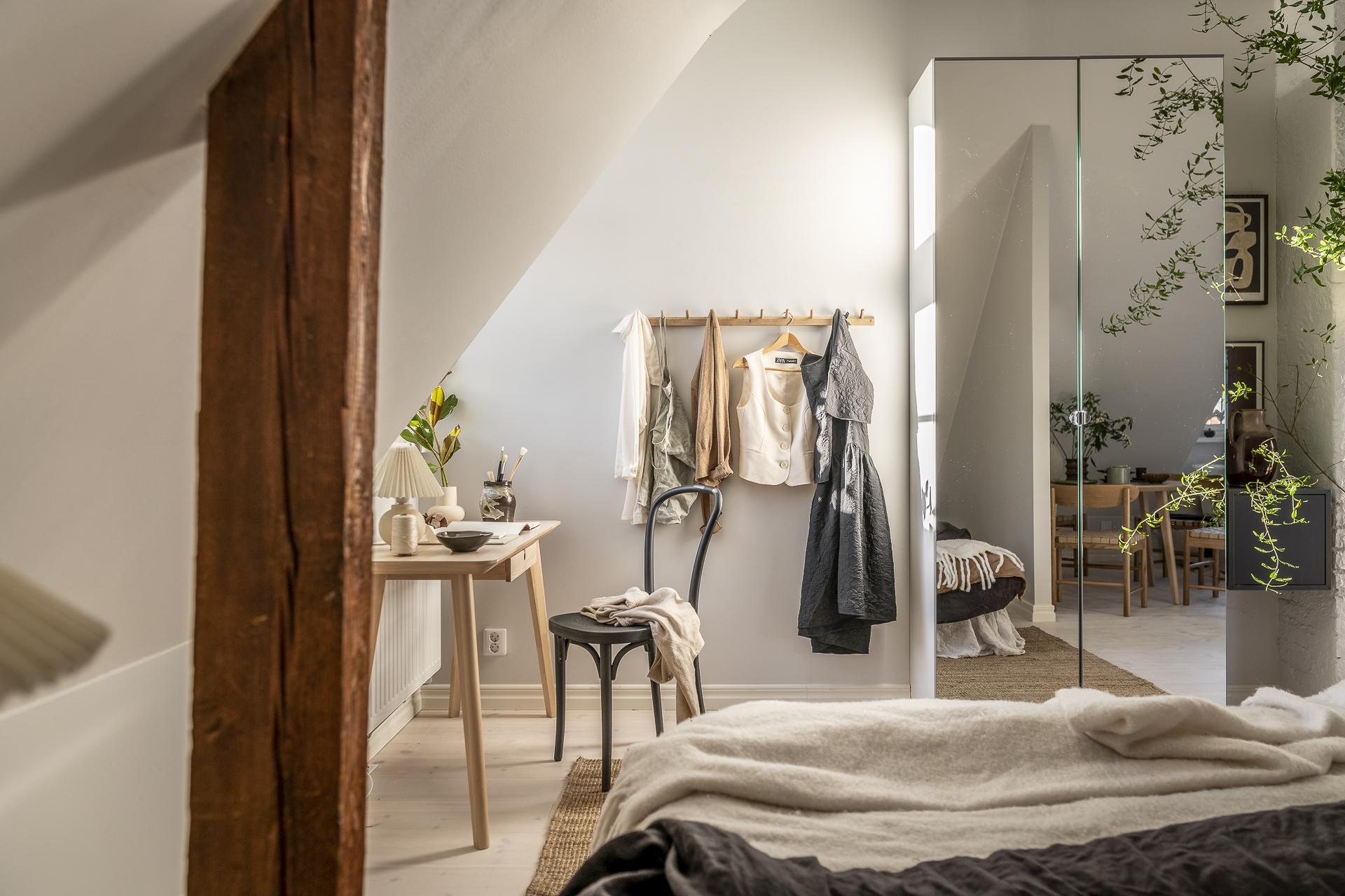 chambre avec poutres mini loft 35m2 décoration scandinave