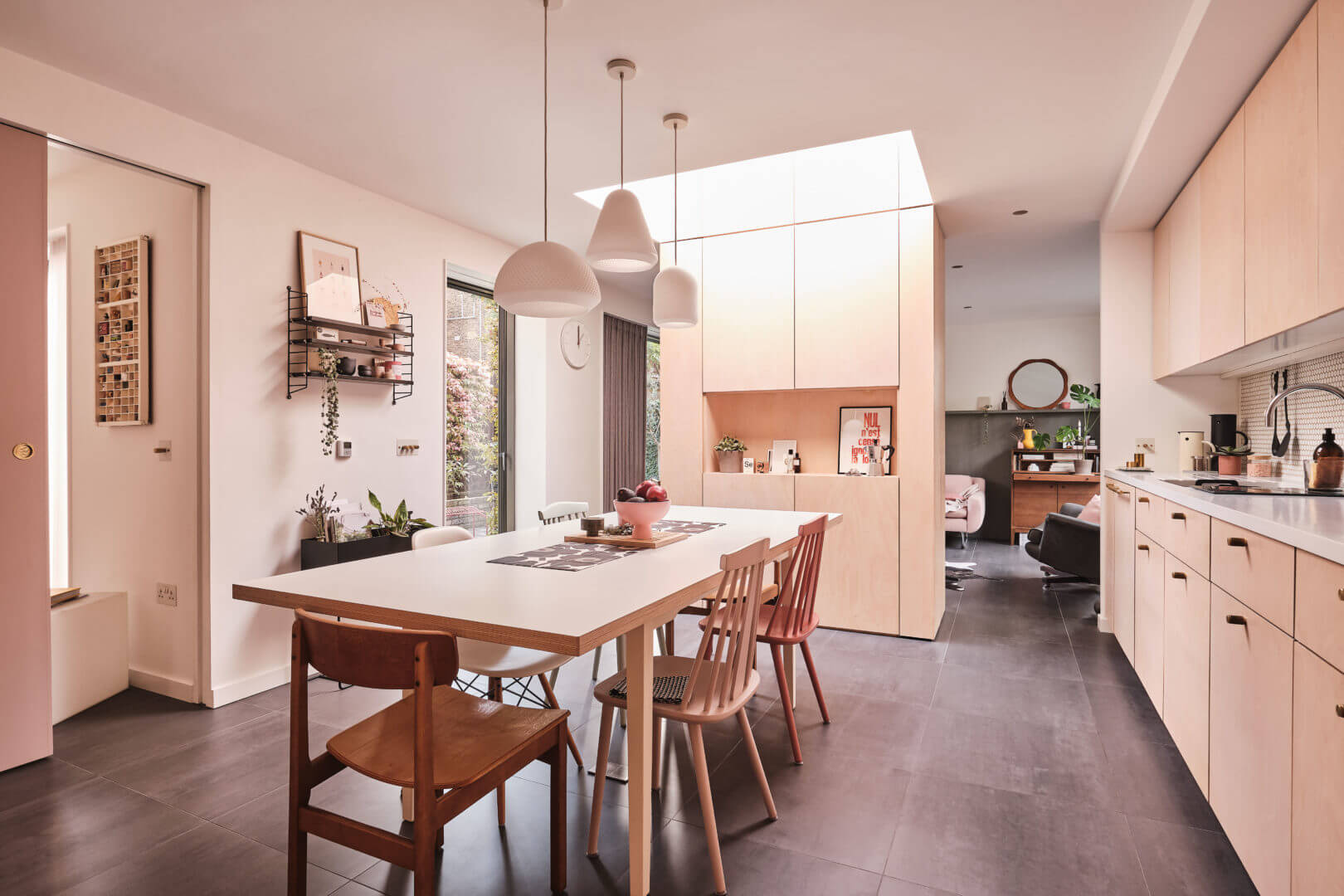 cuisine maison de ville décoration contemporaine rose et bois clair cuisine maison de ville décoration contemporaine rose et bois clair